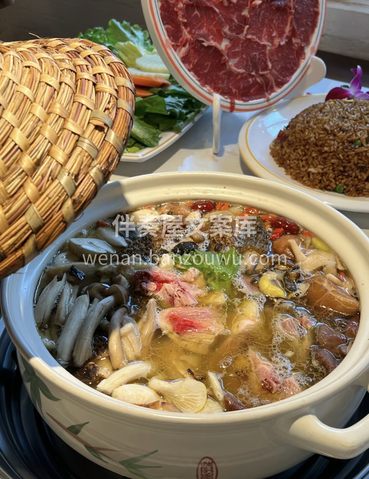 各种各样的鲜美菌子汇聚一锅，在热汤中翻滚 配图1