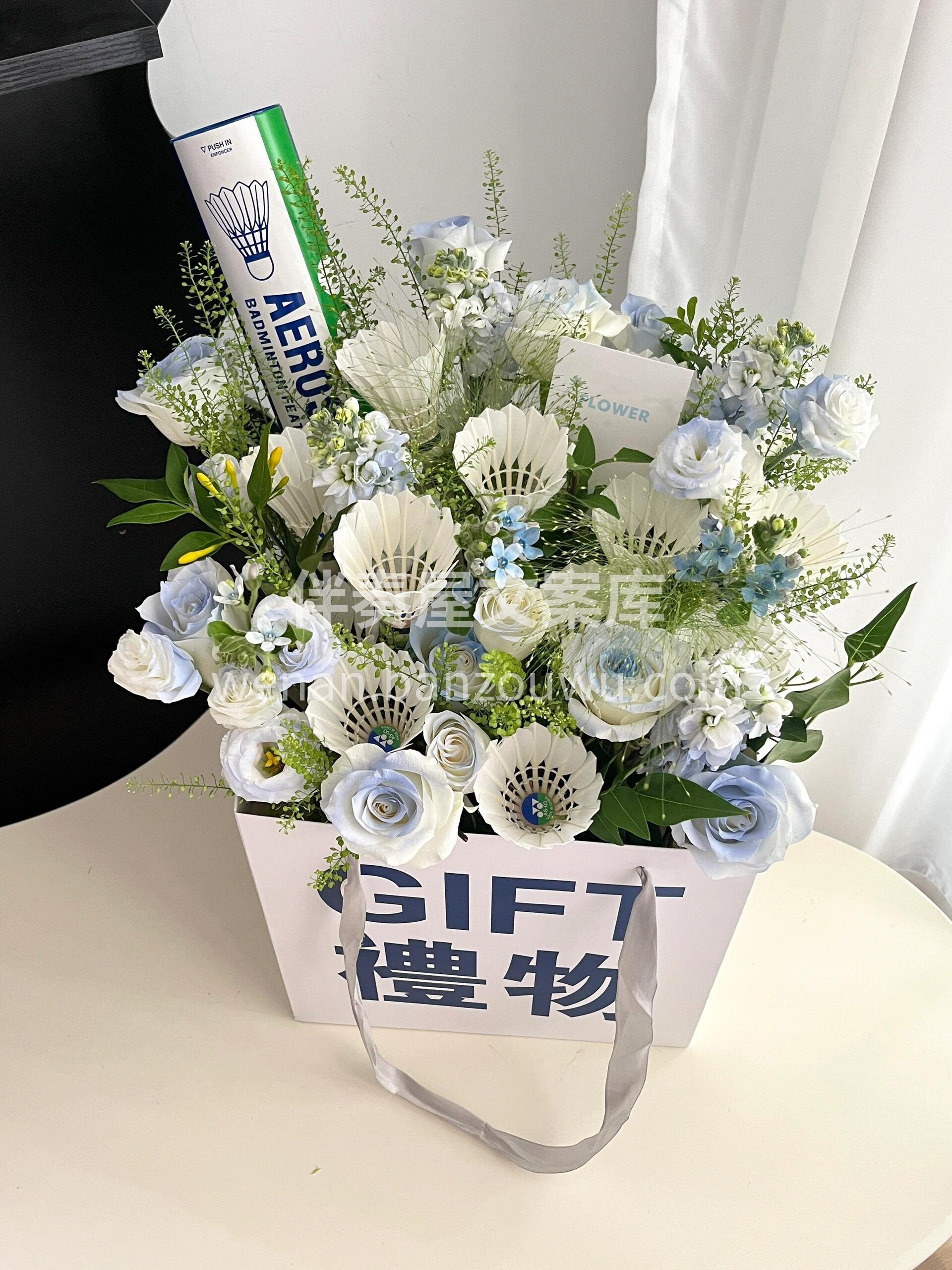 毕业季了 就送ta羽毛球花礼吧 谁说只有女孩才能收到花呢💐  配图3