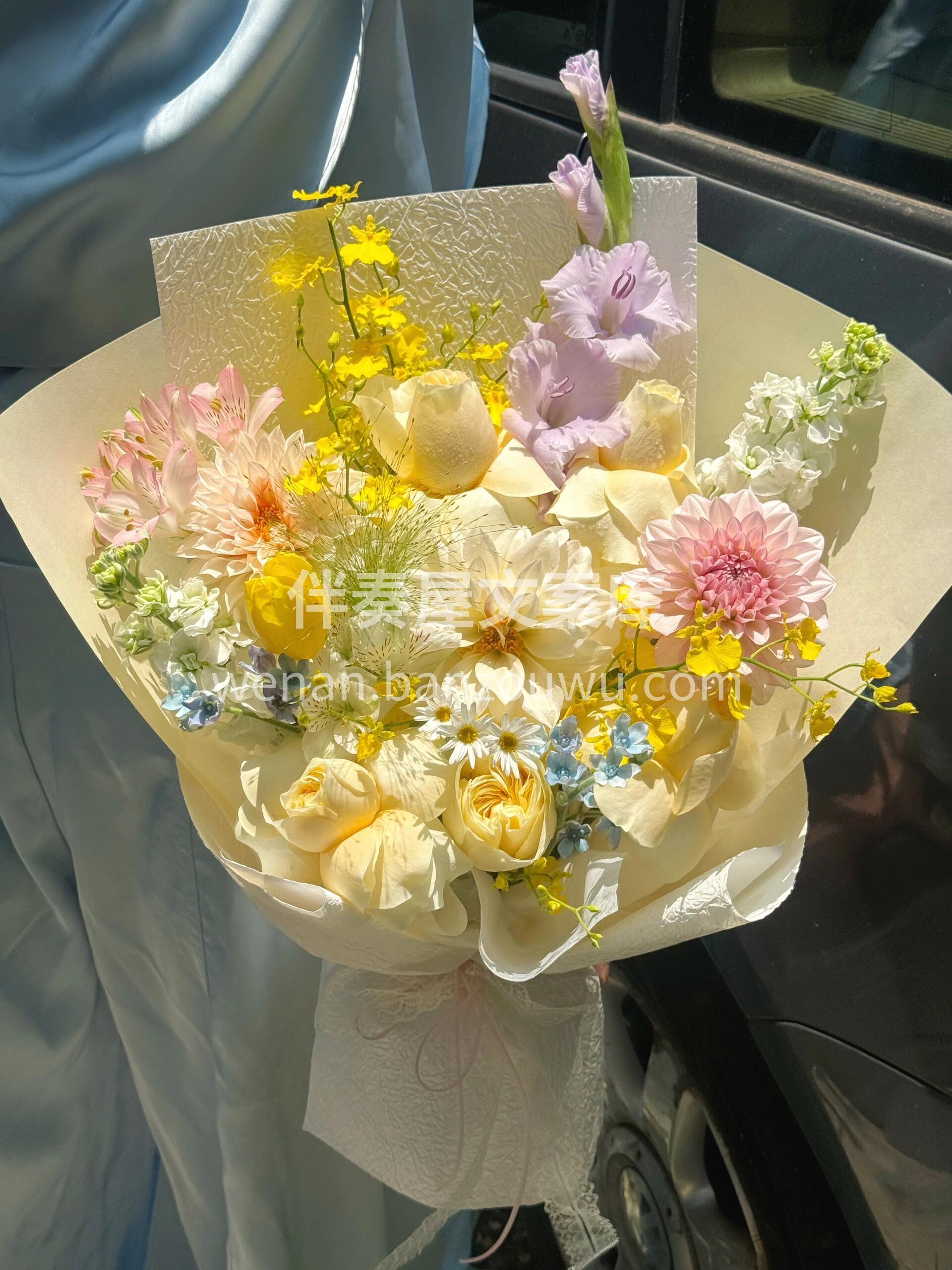 这束花会发光✨ 活泼和温柔在这束花里具象化🍥 又少女又明媚⭐ 配图1