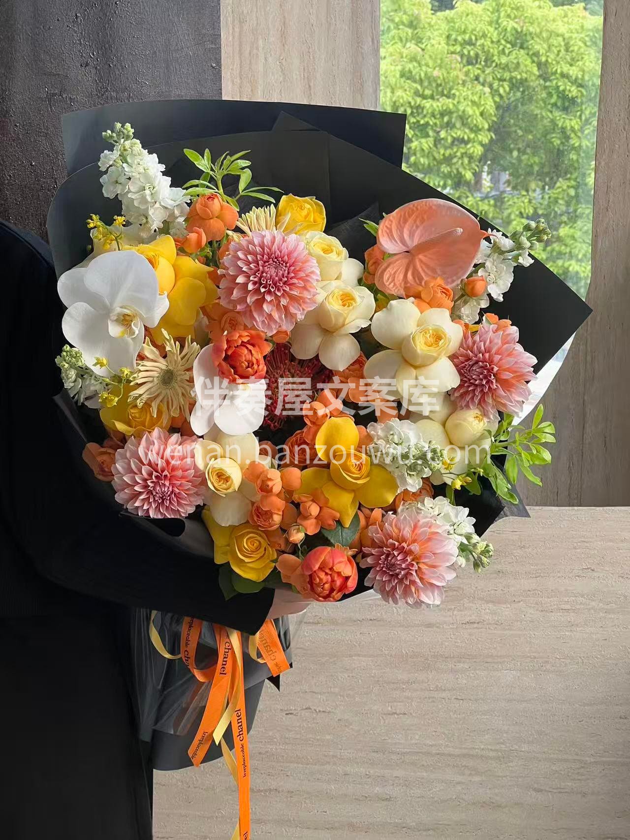 冬日暖阳混搭花束🙃 寒色漫过枝头🍂暖花撞入眼眸 这一束热烈🧡 配图3
