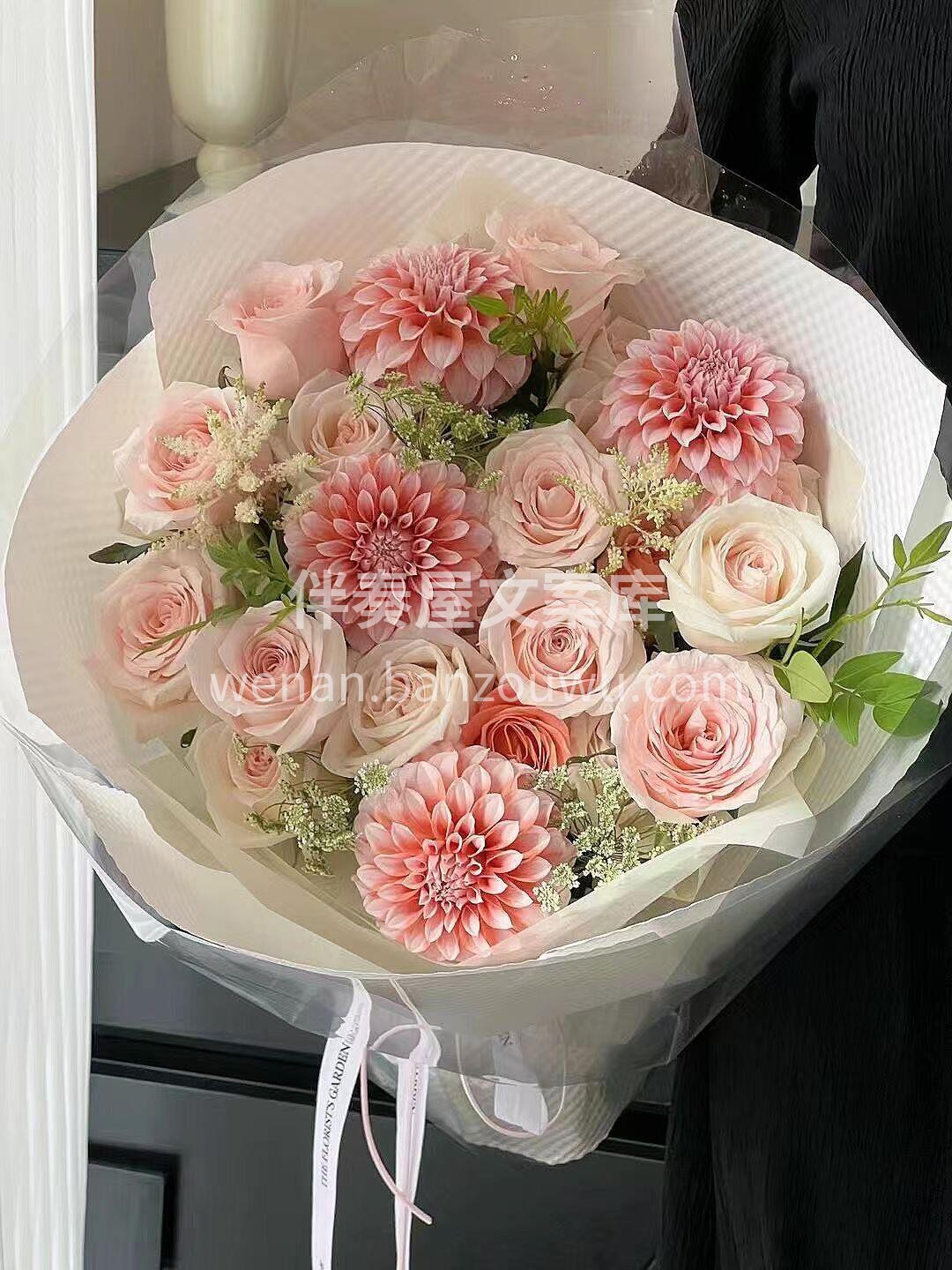 圆形粉色混搭花束🌷 每片花瓣都舒展得刚好 阳光落在花瓣上🌸  配图2