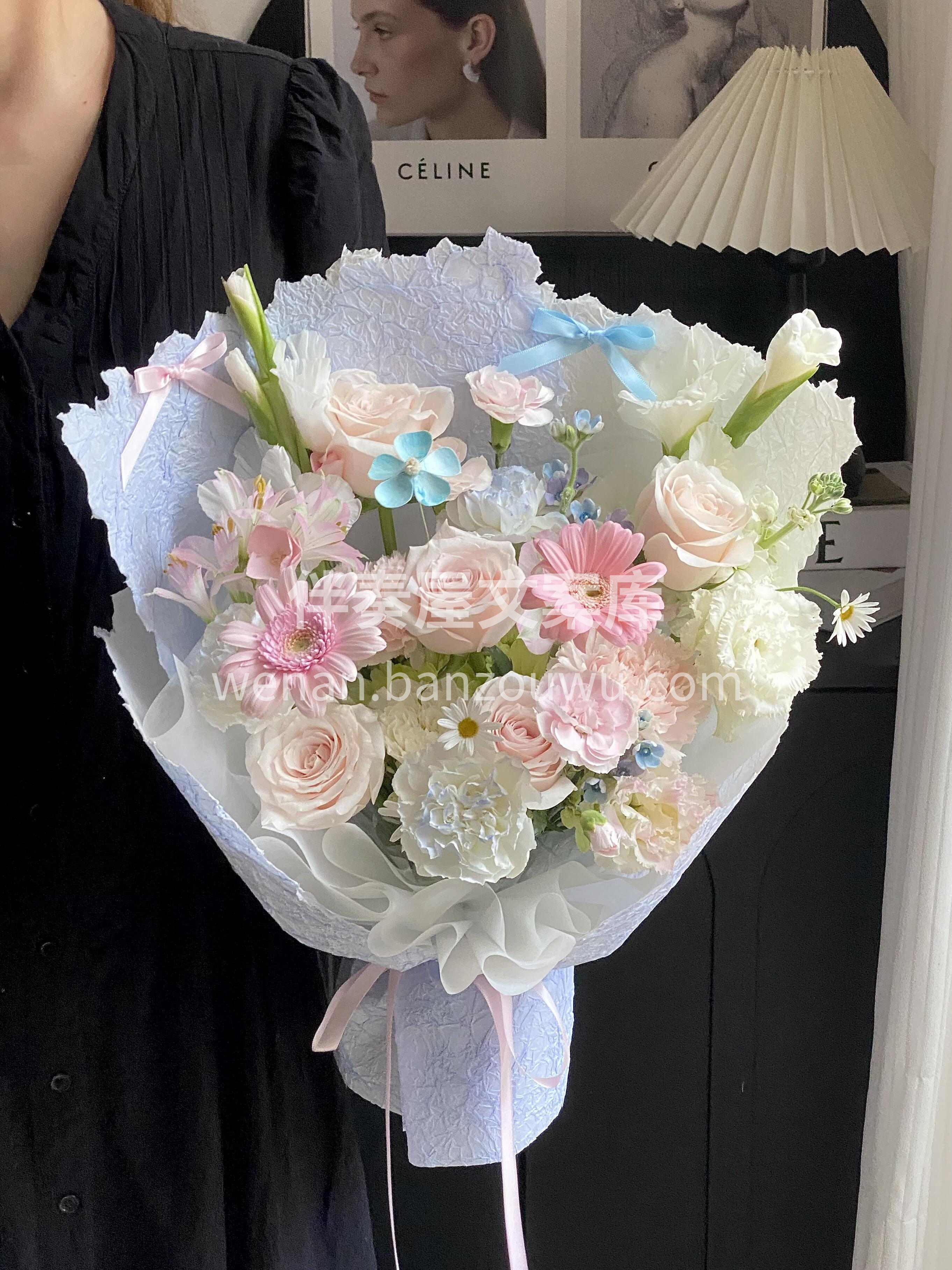治愈系粉蓝色混搭花束💐 🌸浅粉是心动的序章 深蓝是永恒的终章 配图2