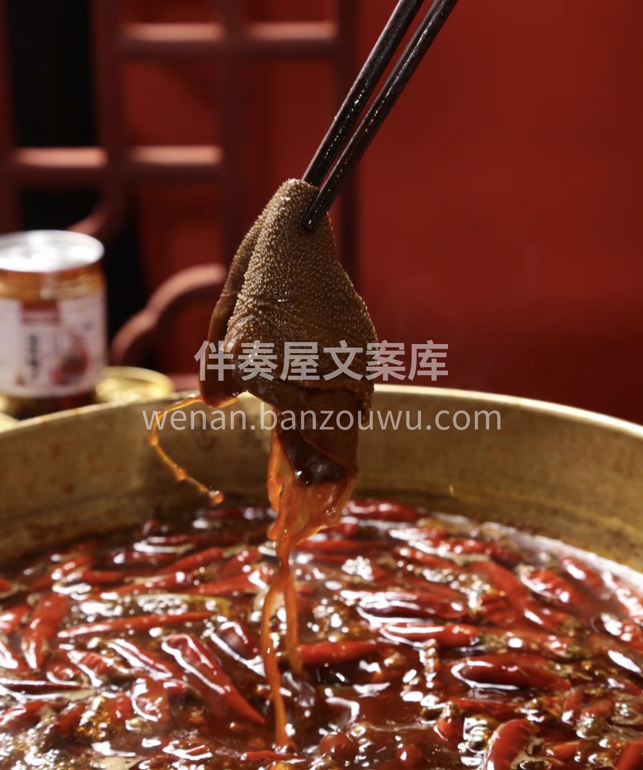 香气四溢的火锅店，是美食爱好者的聚集地。 配图2
