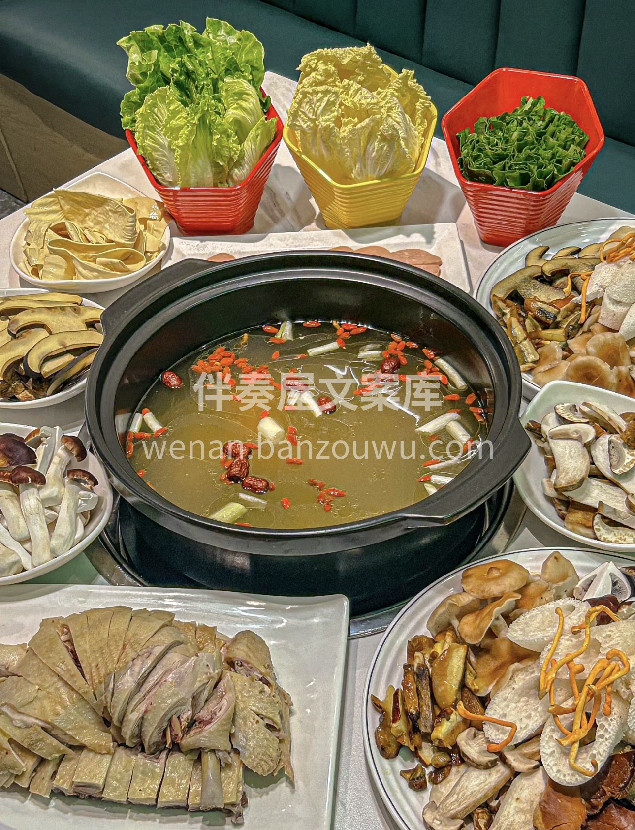 走进菌子火锅的世界，感受菌类的独特魅力。 配图2
