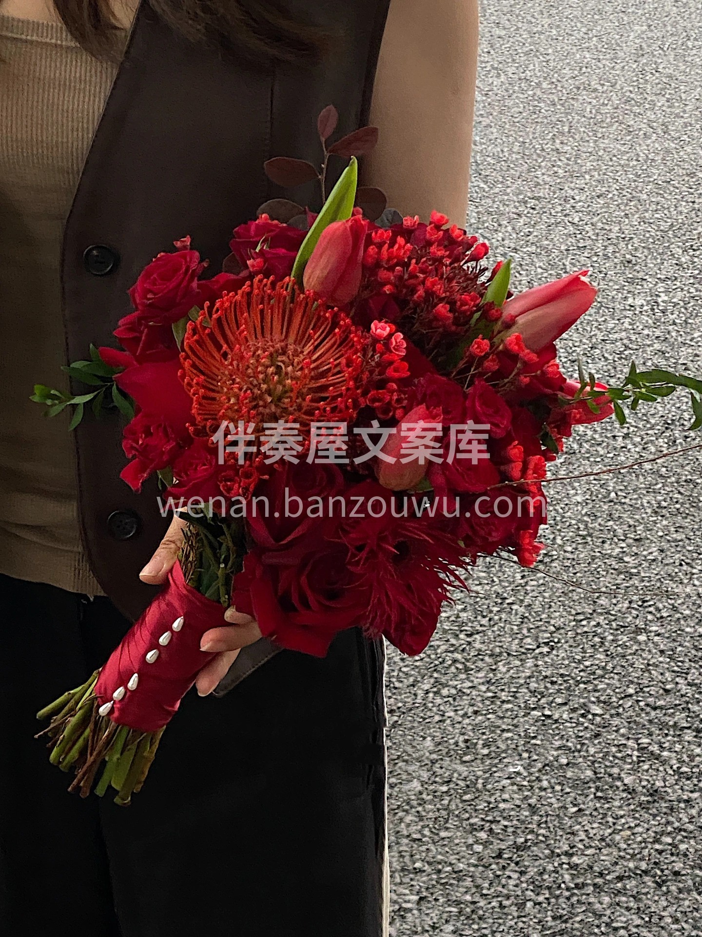 这款纯红色系的婚车🚓 简约又豪华🌹 在下雨天⛈也挡不住的好看 配图5