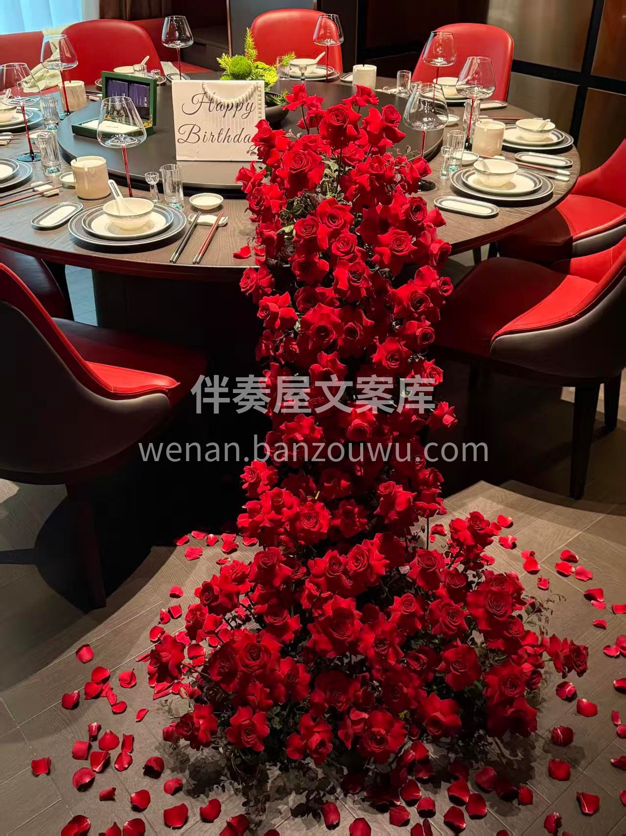 红玫瑰承包所有仪式感❤️ 目之所及皆是热烈🌷 这场浪漫布置是 配图1