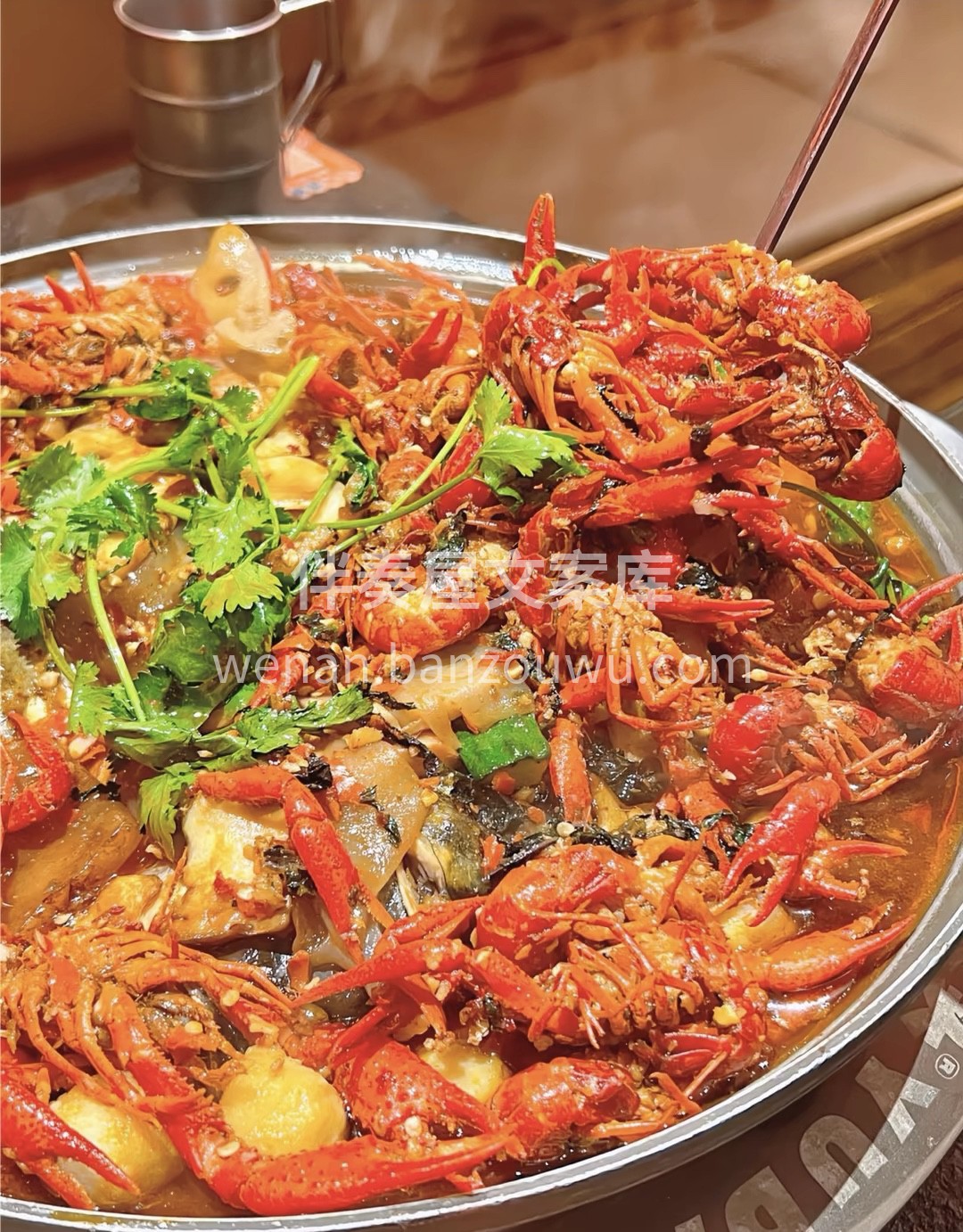 温柔的晚风，冒泡的汽水，香辣的小龙虾。  配图3