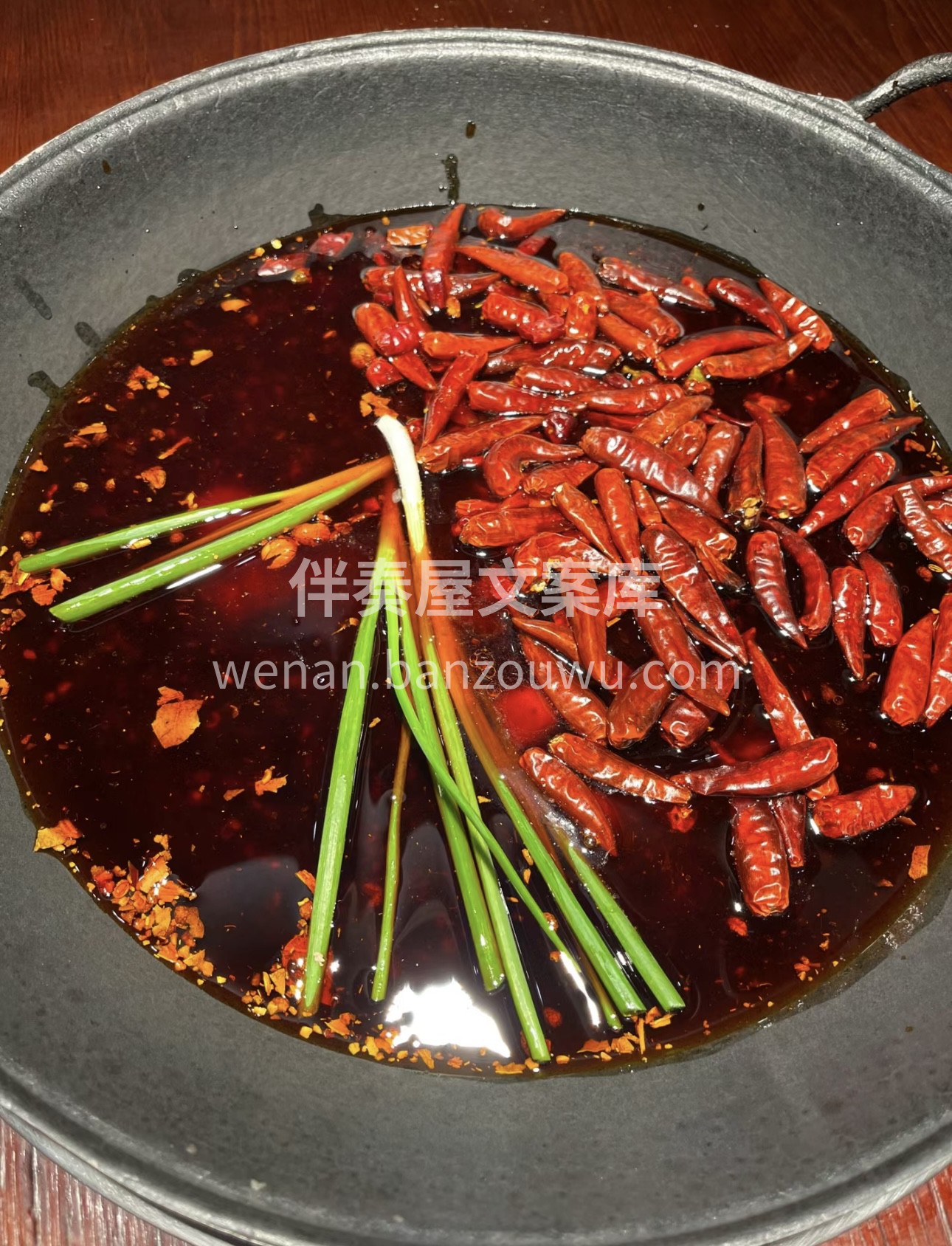 清油火锅为你开启一场舌尖上的热辣狂欢。精 配图2