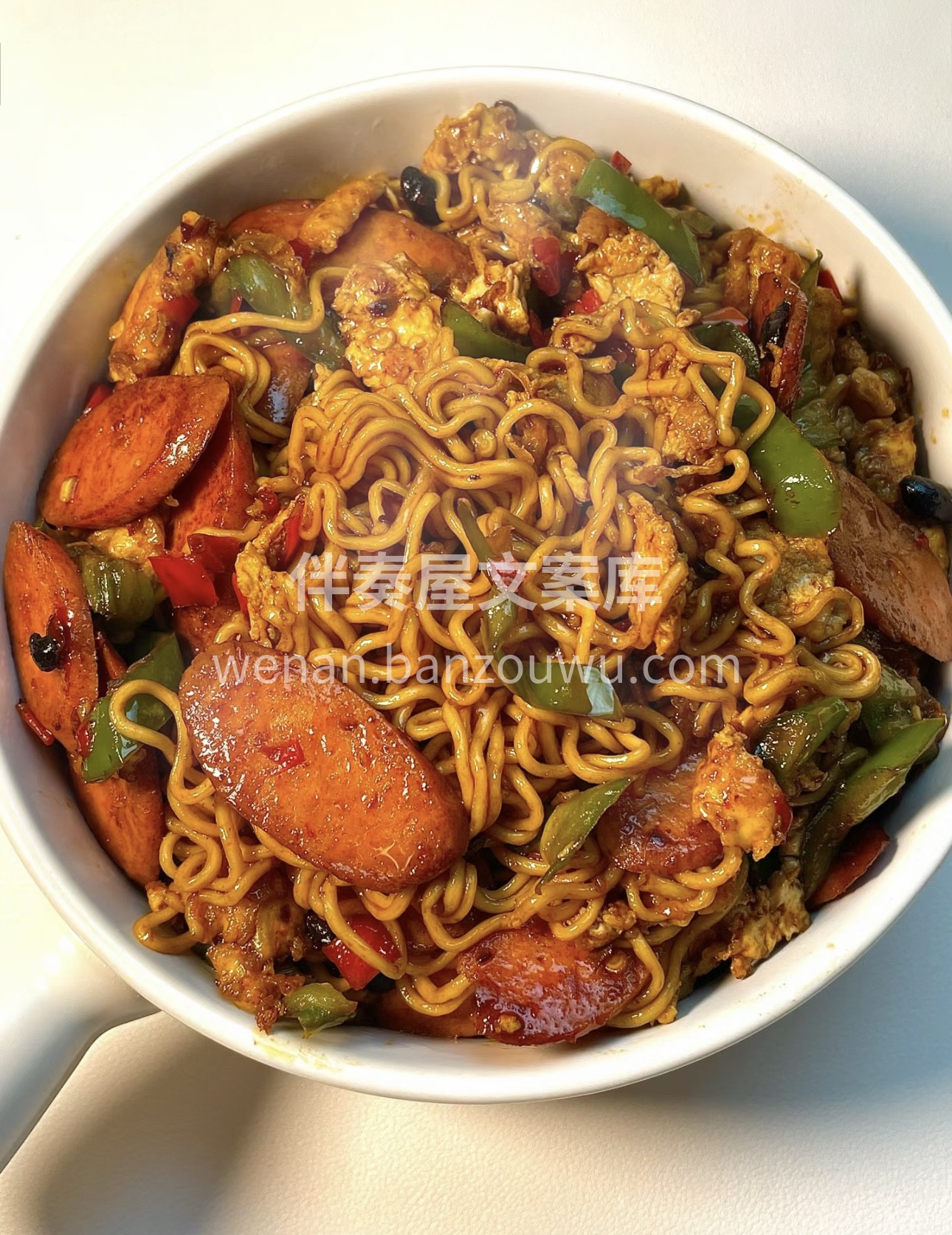 色泽诱人的炒泡面，面条根根分明，混合着丰 配图1