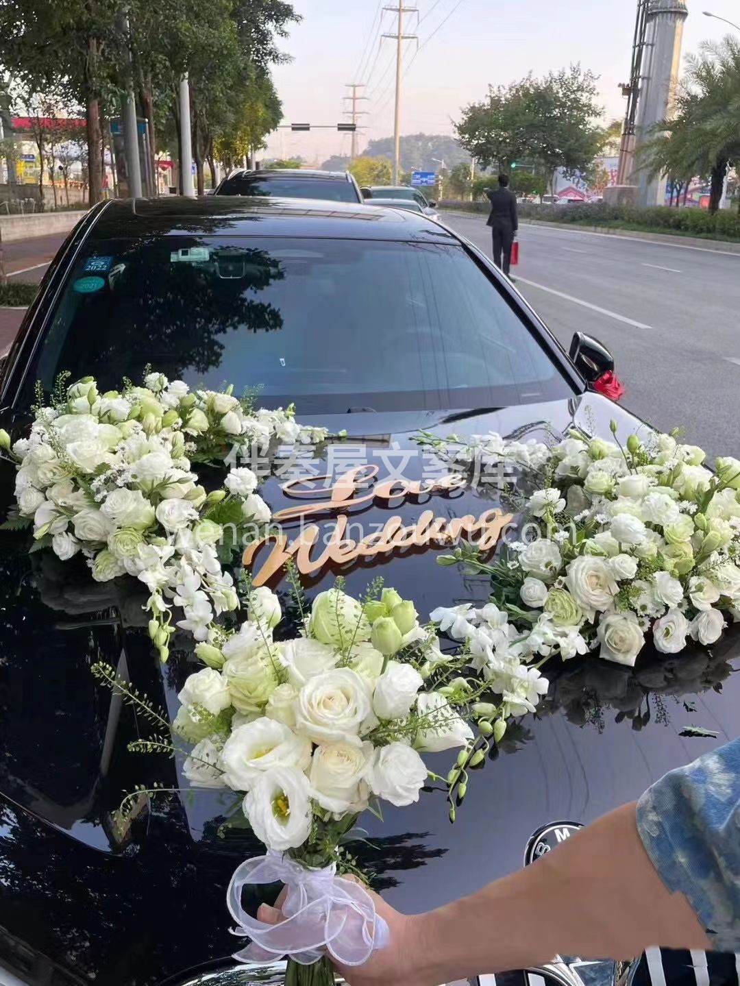 白绿色系婚车手捧 看惯了红色，做一款白绿