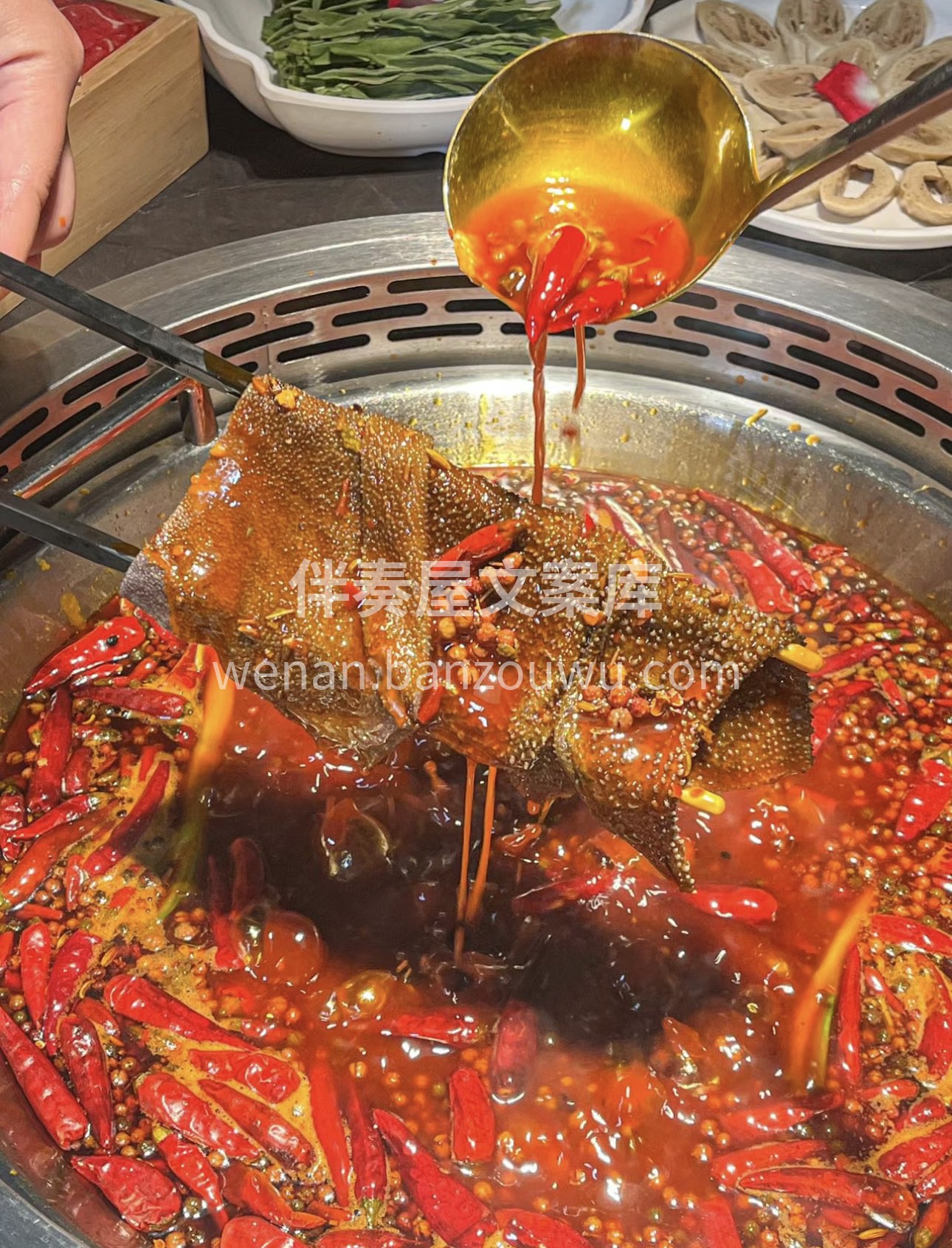 四川火锅，以麻辣之名，征服无数味蕾。它是 配图1