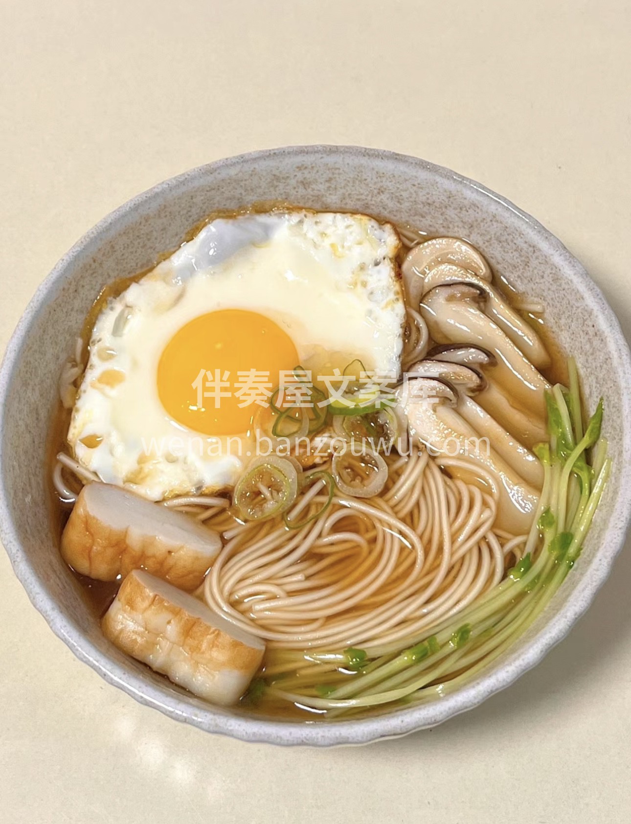 松茸清汤素面，如诗般淡雅。珍贵的松茸在清 配图1