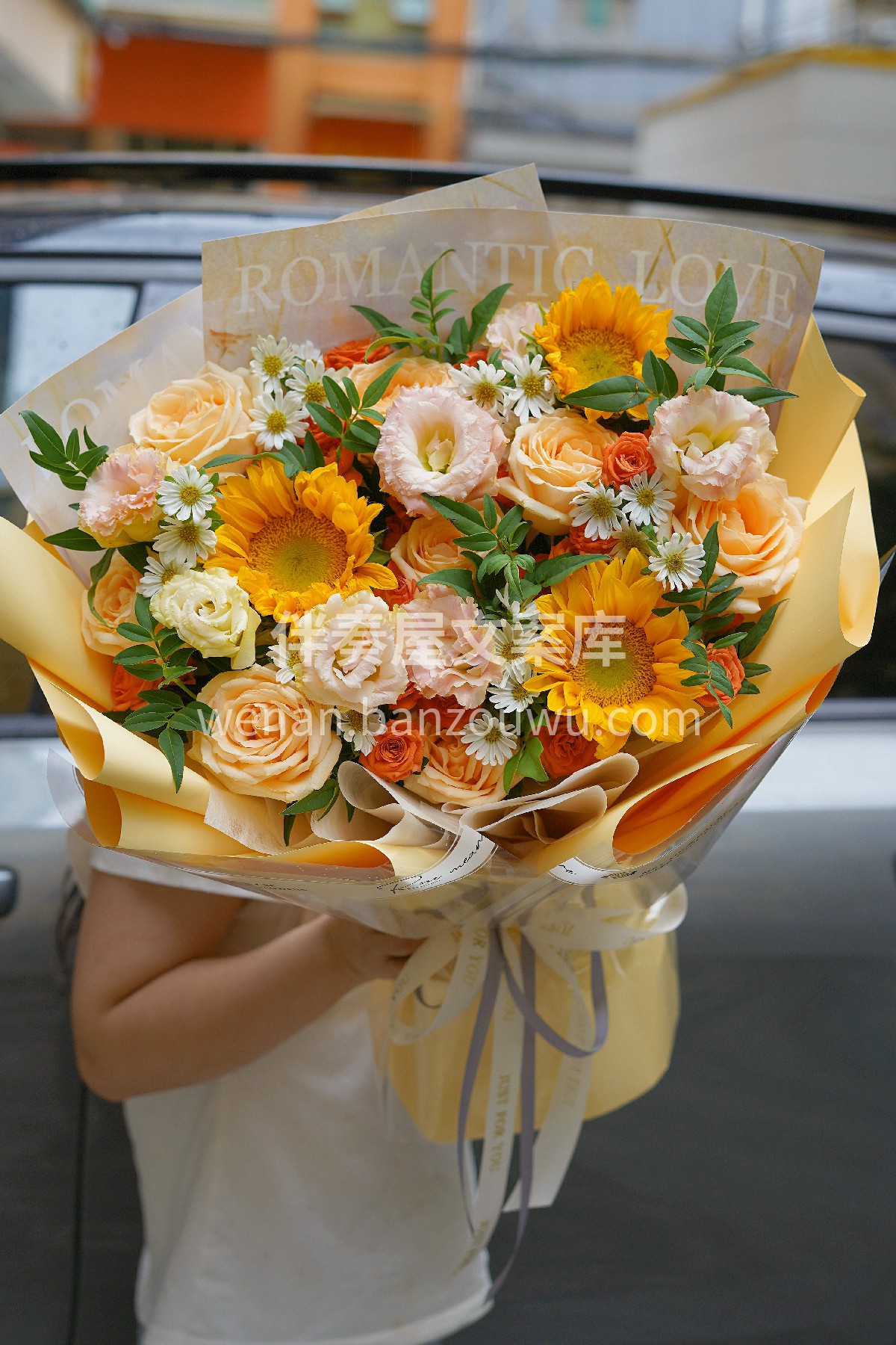 向日葵花束💐 明亮耀眼的向日葵🌸 像小太阳一样 搭配温柔的香 配图1