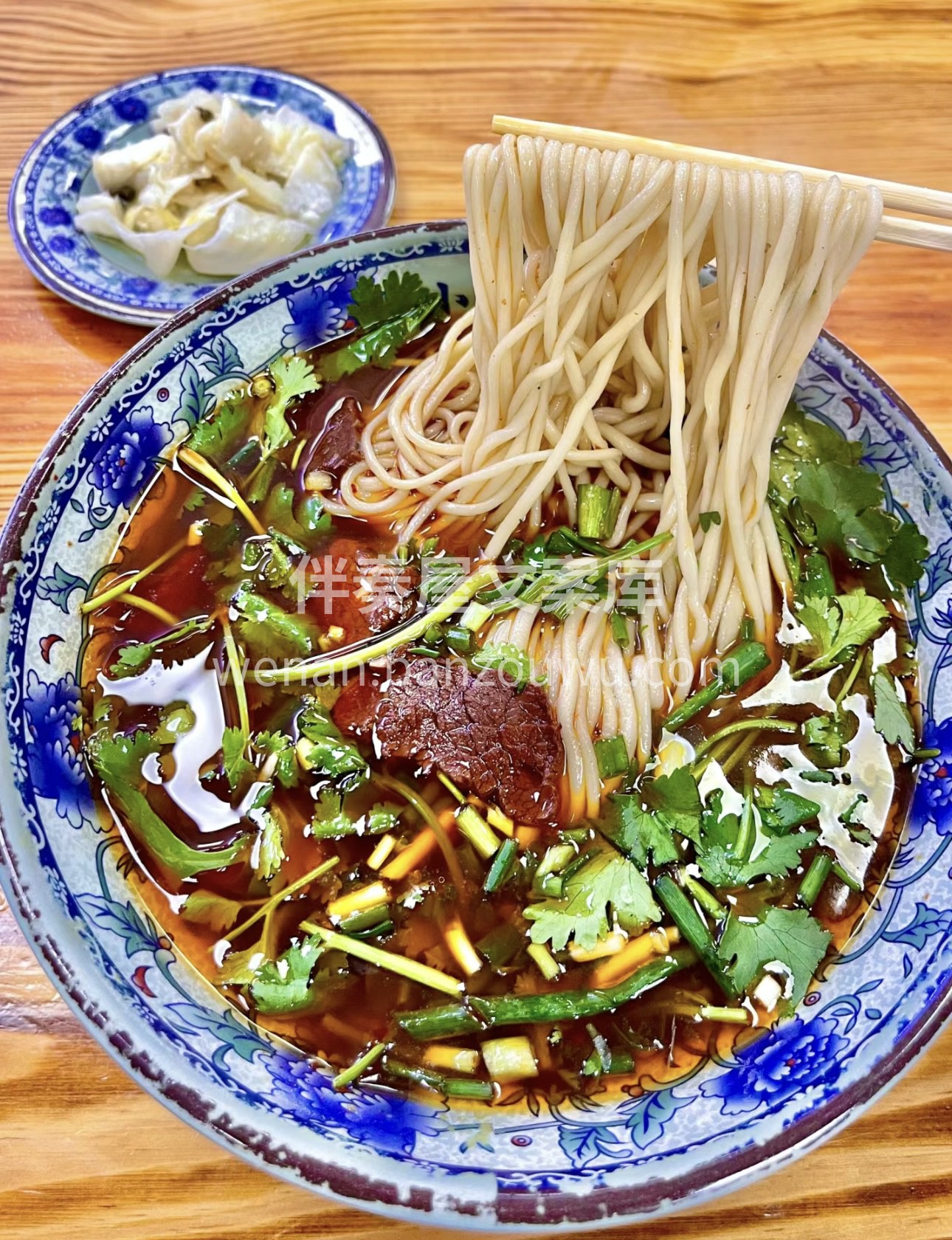合肥牛肉面，面条筋道有嚼劲，牛肉大块又软 配图1