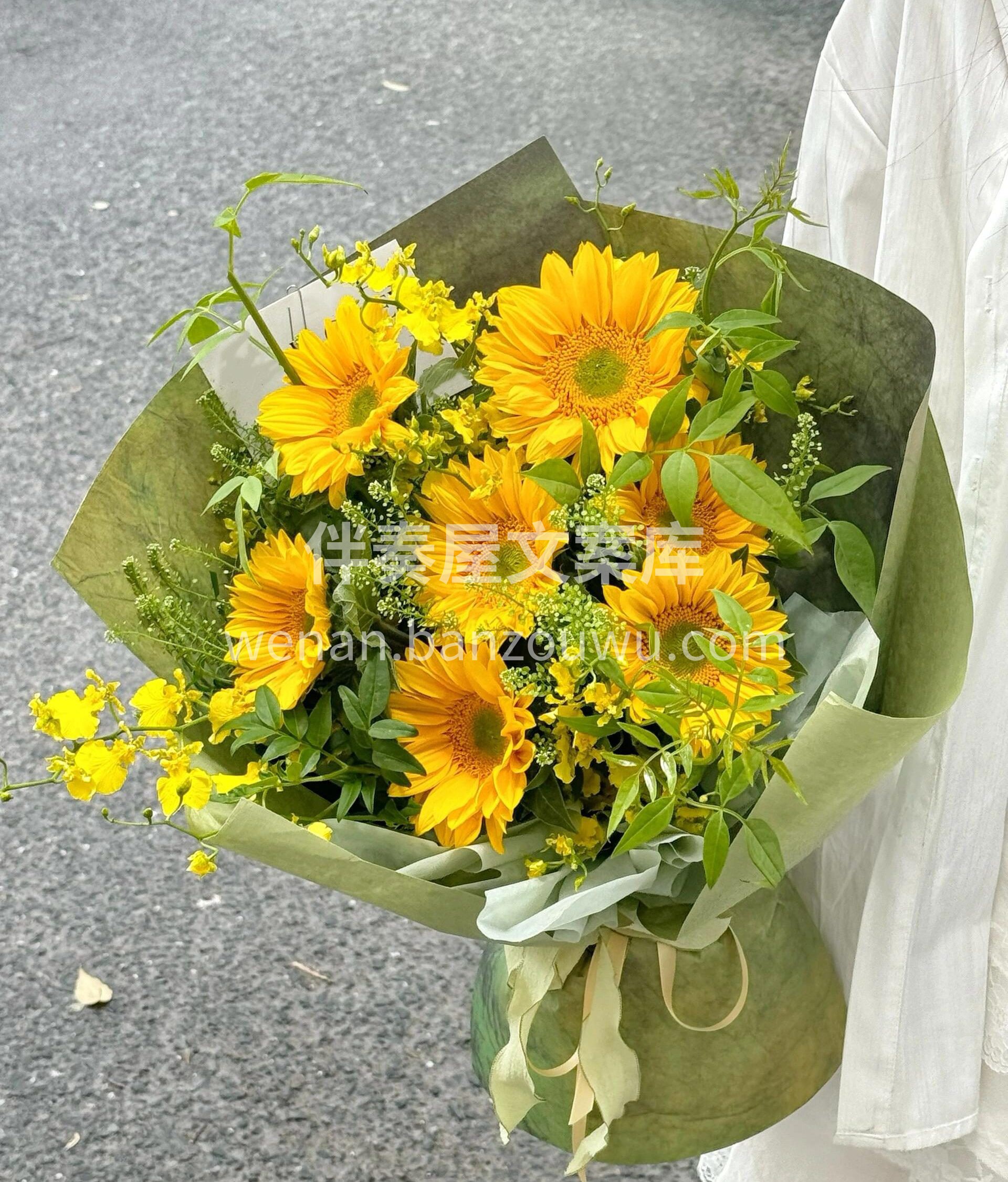 今日份小太阳已送达🌞 向日葵花束的清新活力 像一道光闯进生活 配图1
