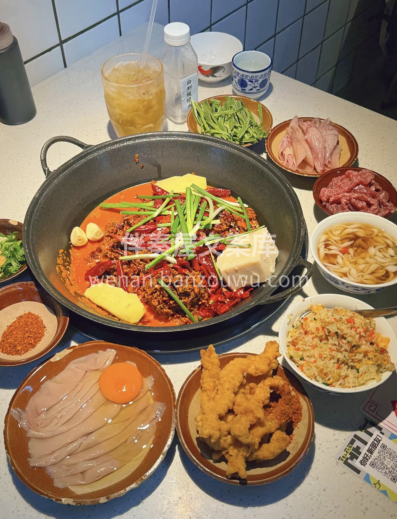 麻辣鲜香的重庆火锅，红油滚滚，食材丰富。 配图1