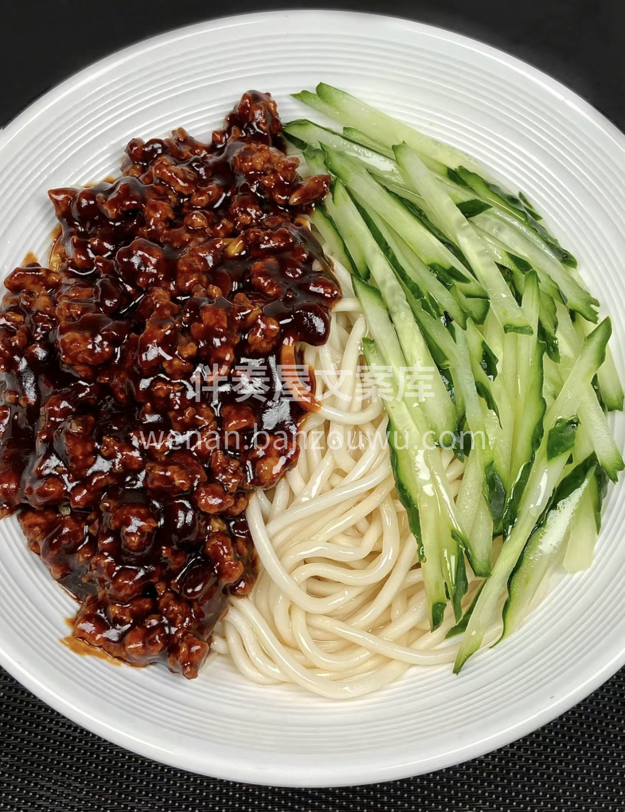 这色泽诱人的炸酱，均匀地附着在根根分明的 配图1