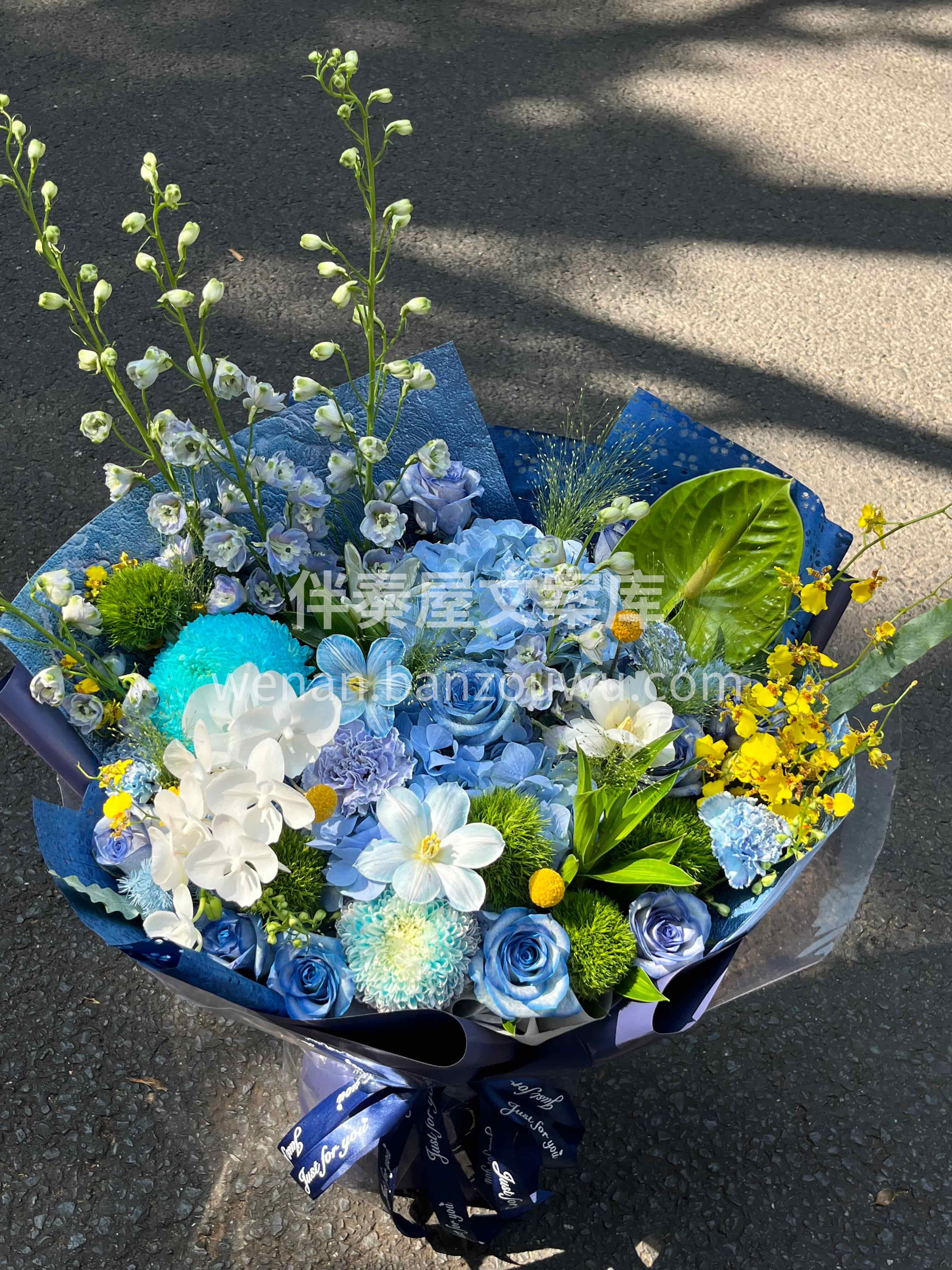 蓝色系吸色混搭大花束💙 无论是送长辈还是送领导都很合适🦋🌼 配图1