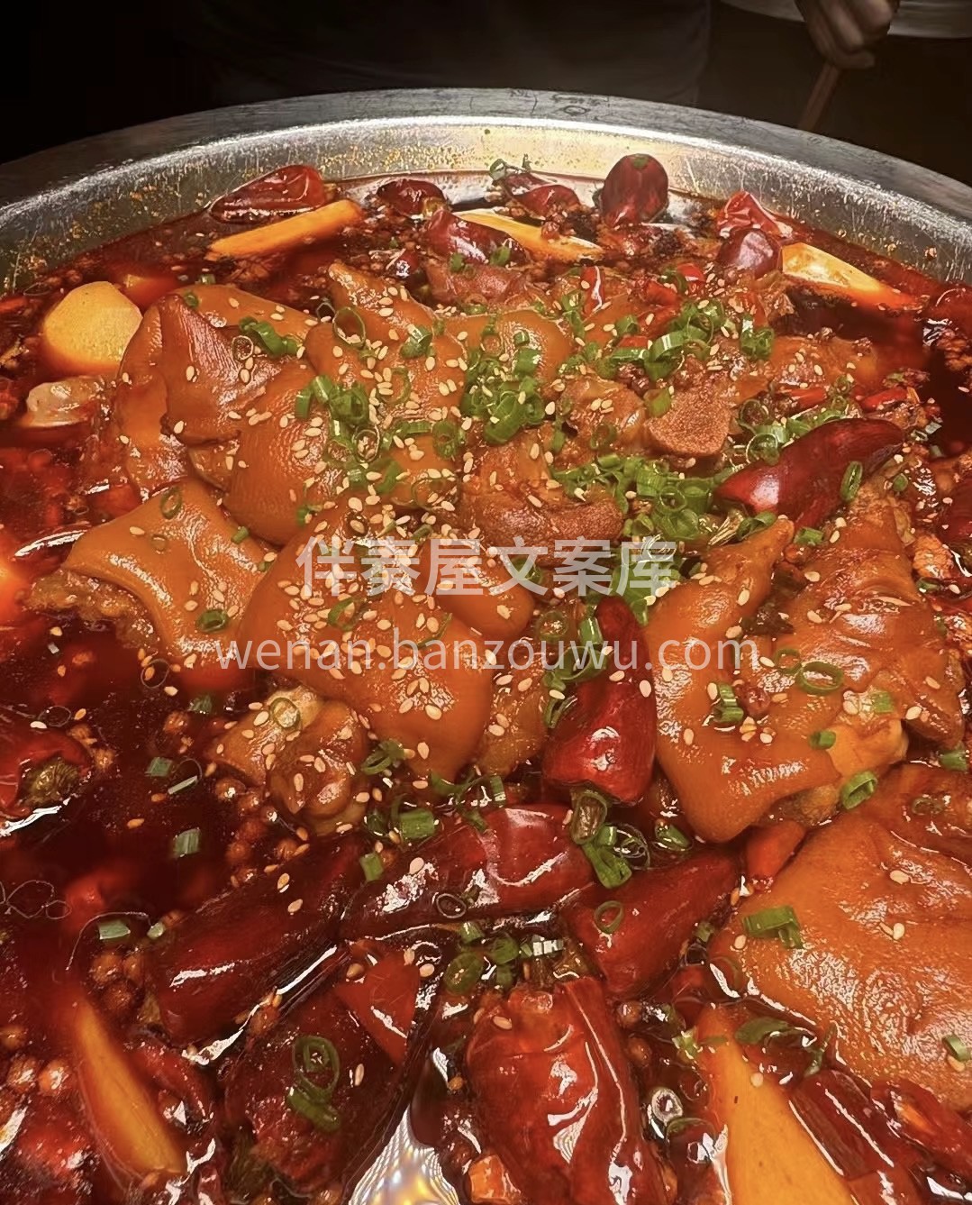 猪蹄那软糯Q弹的口感，在火锅中翻滚，吸饱 配图1