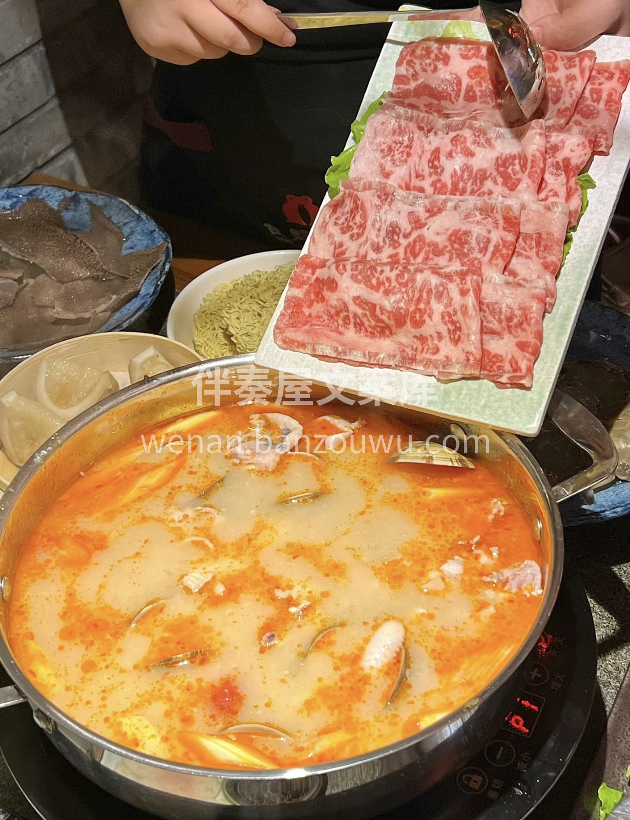 糟粕醋火锅散发着独特的酸香，食材在锅中翻 配图2