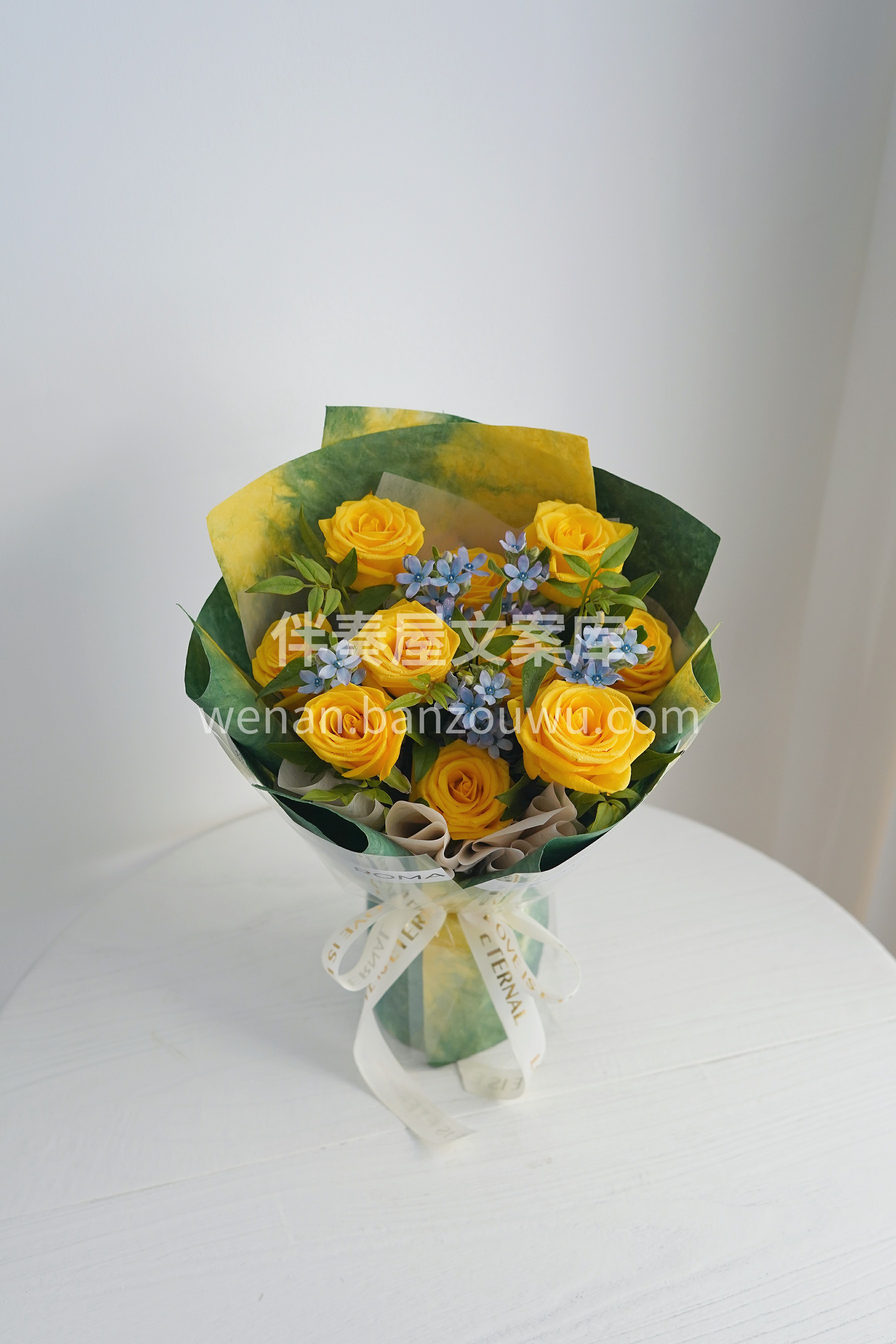 #浪漫人间总是蓄满鲜花🌸 🌷三八节小花束 黄色和蓝色的搭配💛 配图1