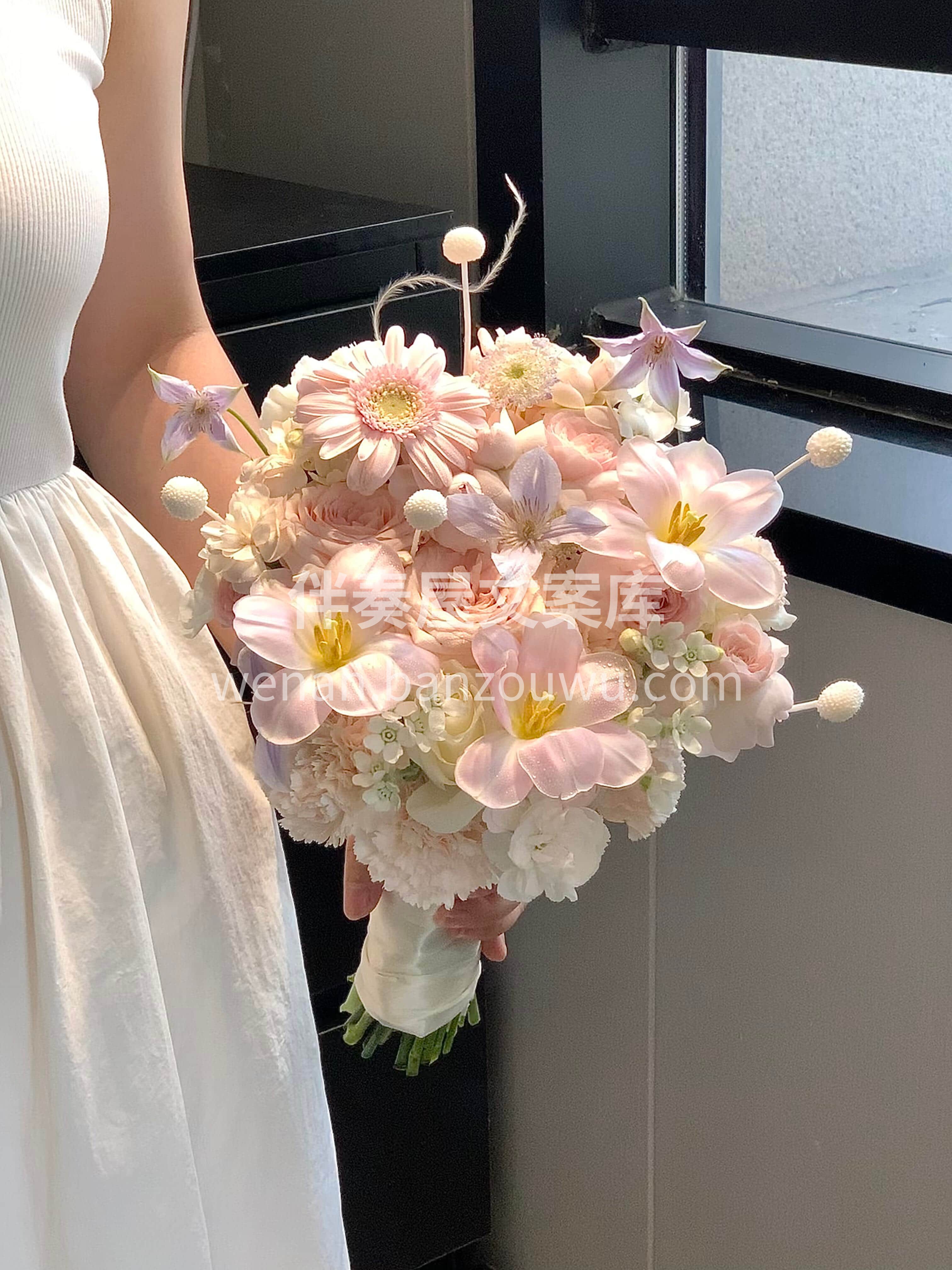 粉粉嫩嫩的手捧花🌷每一朵花都是恰到好处的温柔🌸 既衬得人娇俏 配图1