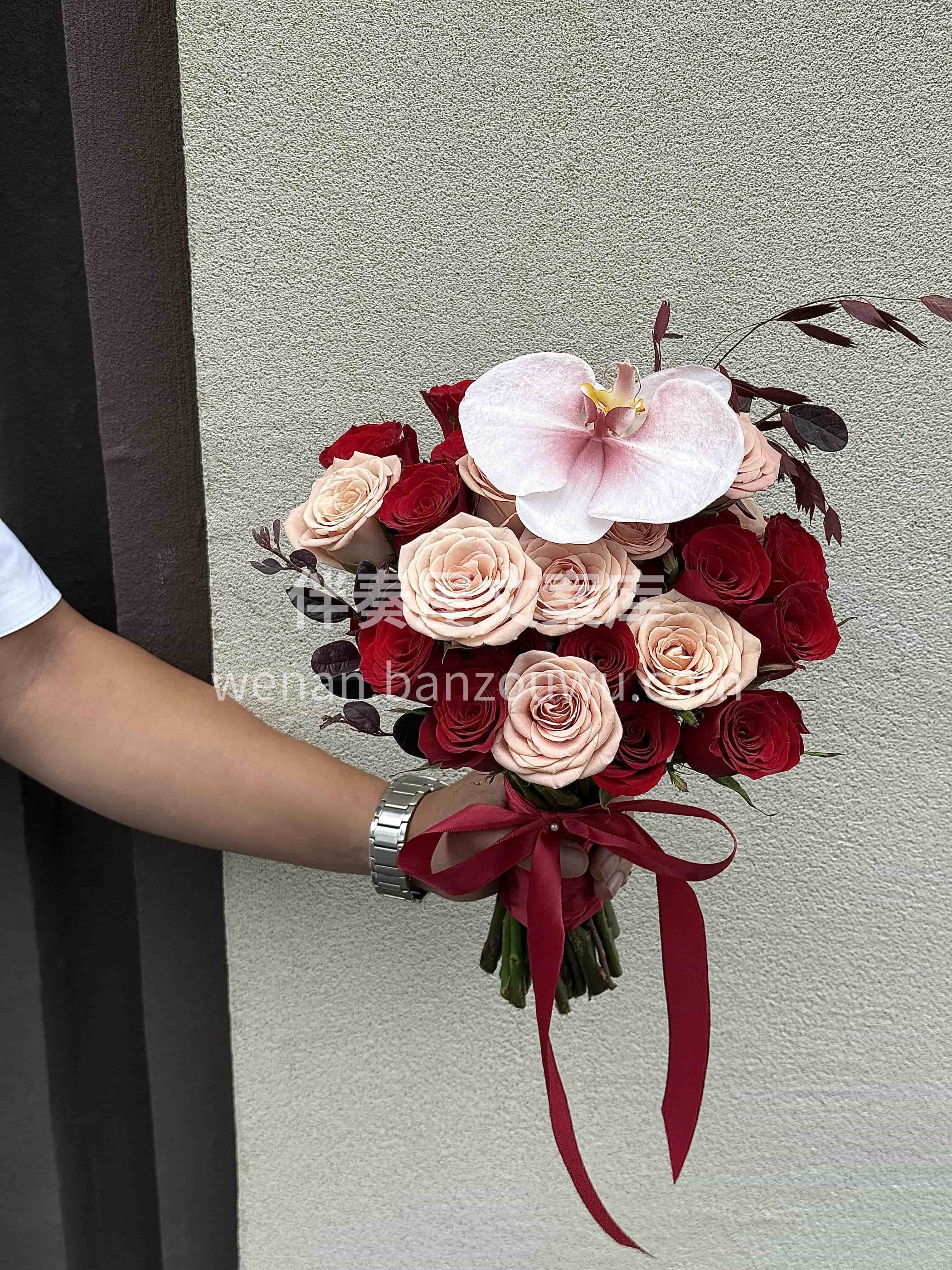 复古红手捧花🌹 高级感满满～ 将私有浪漫公之于众🌹 从此 不 配图1