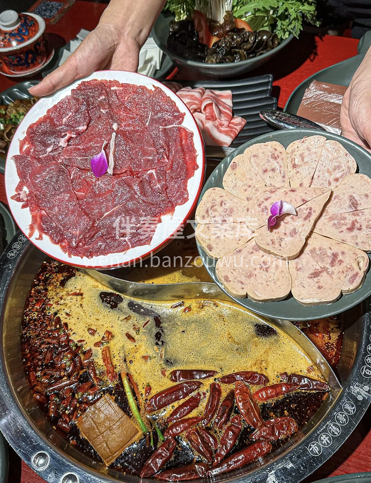 来尝鸭血火锅！鸭血滑嫩细腻，锅底麻辣鲜香 配图3