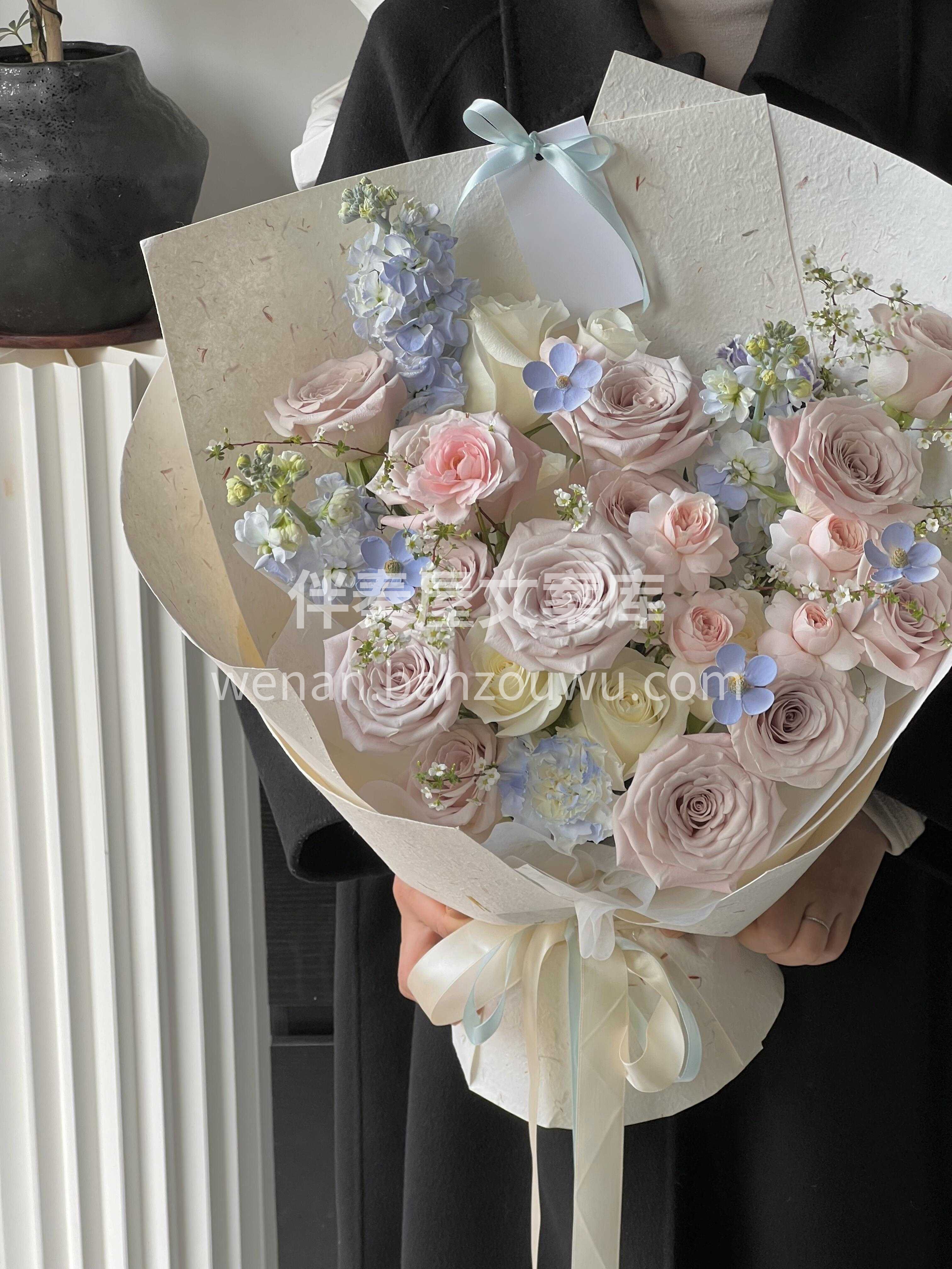 静静绽放🌸 不争不抢 自成一派独特美💐 淡雅的颜色🌿 诉说着 配图1