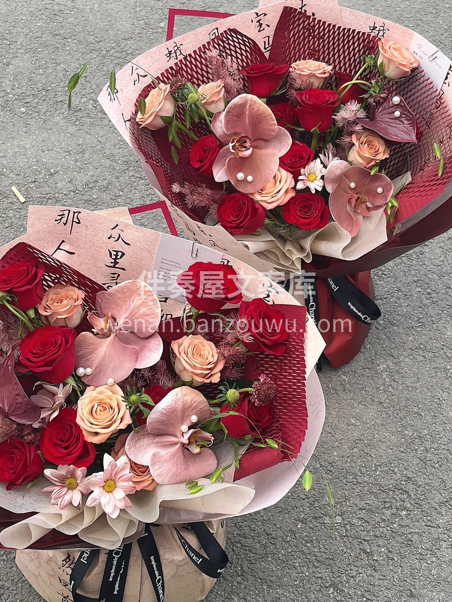 红色复古花束 复古色系花束巧妙的利用色彩 配图1