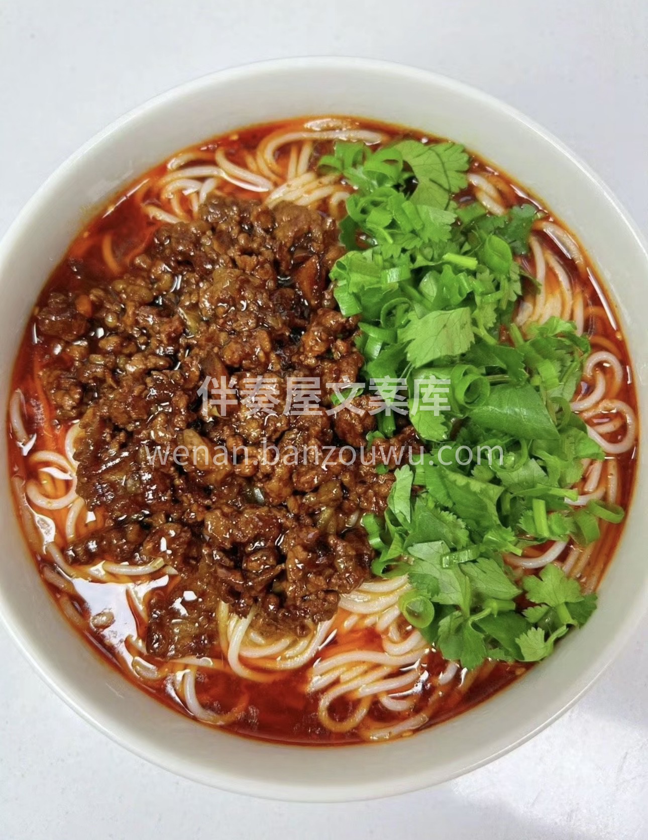一碗炸酱米线，承载着满满的幸福滋味，是美 配图1