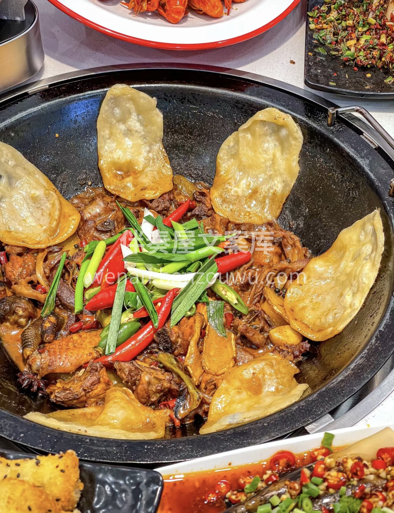 美味地锅鸡，鸡肉鲜嫩多汁，贴饼香脆可口。 配图3