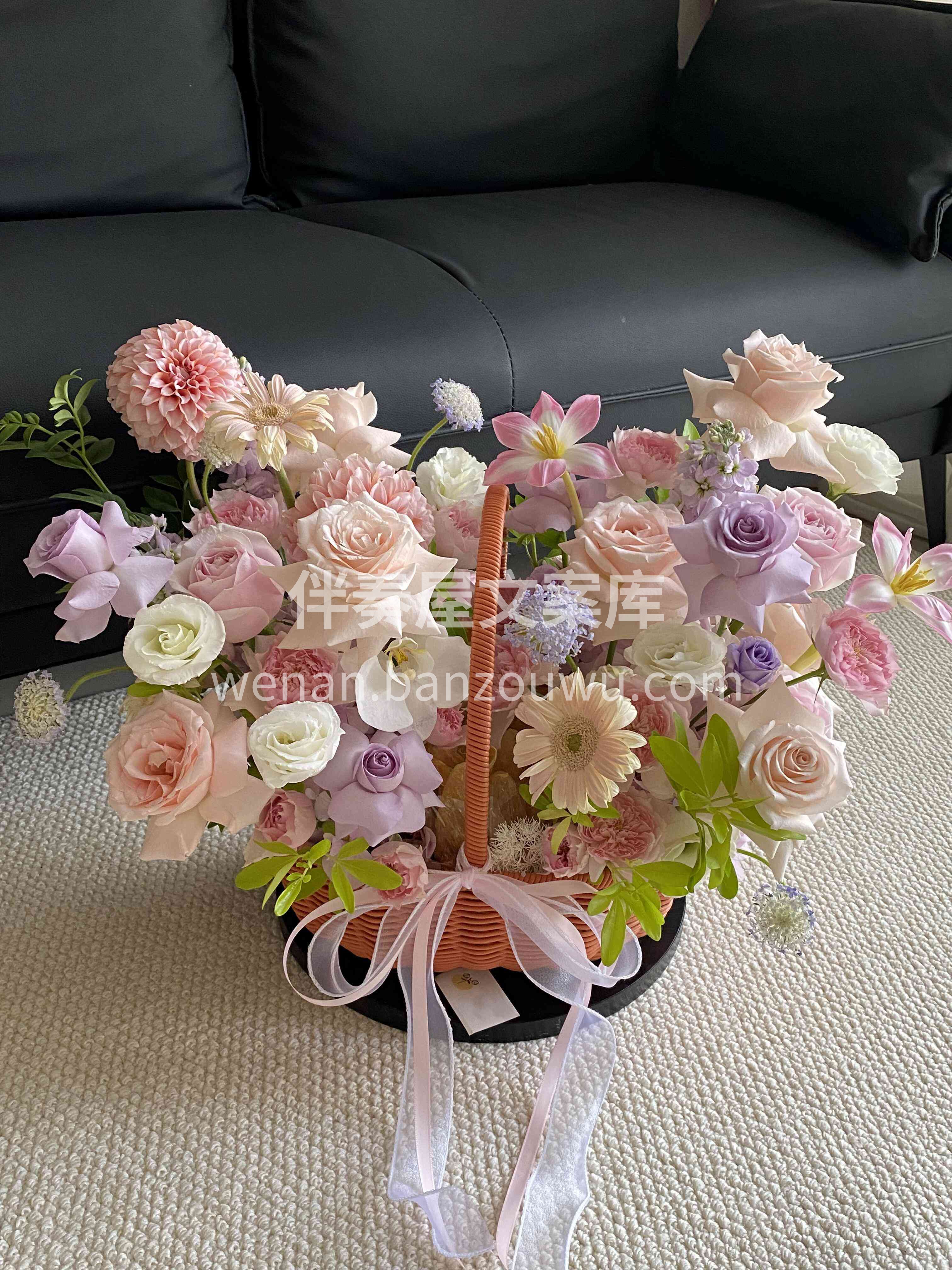 手提繁花赴美好🤍一篮芬芳解烦忧🌸 让花香伴日常💗日子温柔又明 配图2
