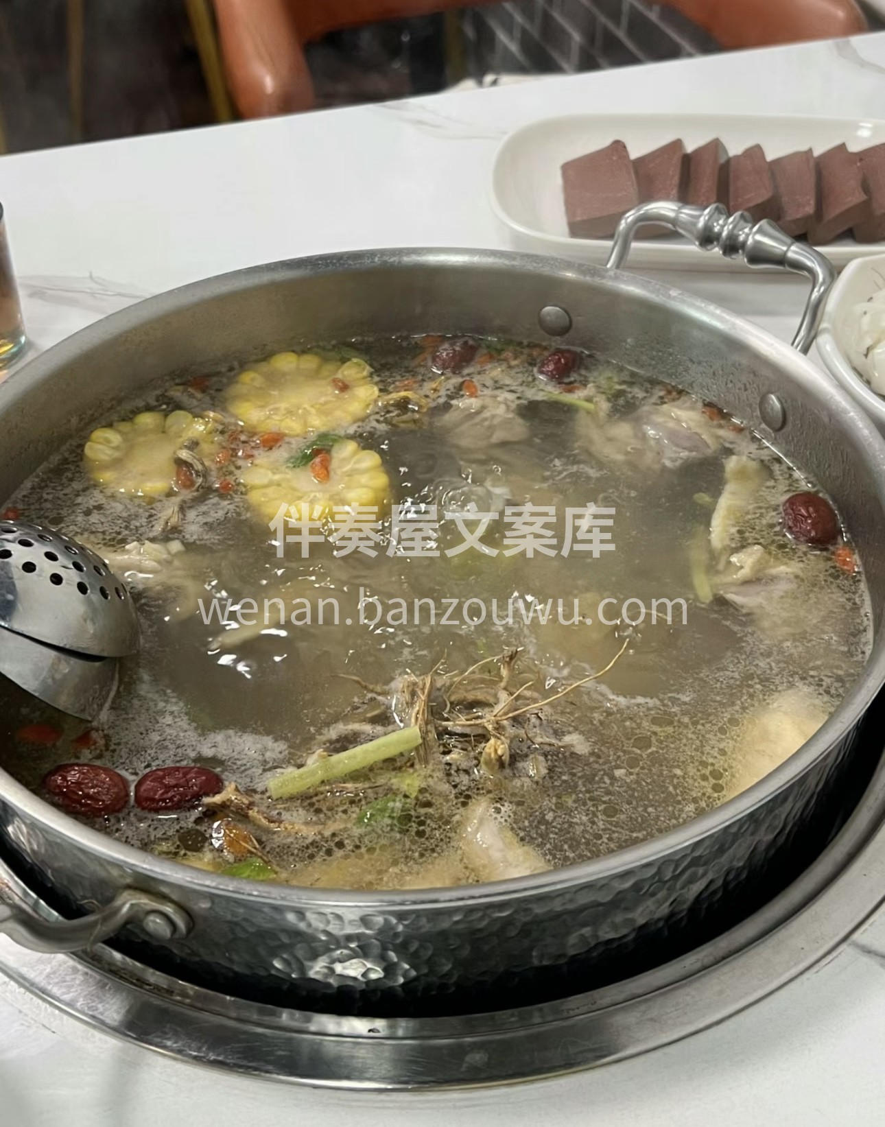 鲜香四溢的土鸡火锅，土鸡肉质紧实，在浓郁 配图1