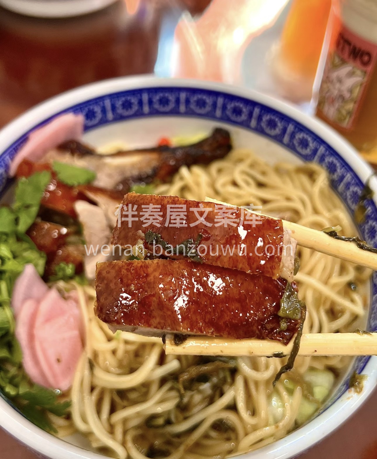 那色泽红亮的烧鸭，散发着诱人的香气，皮脆 配图3