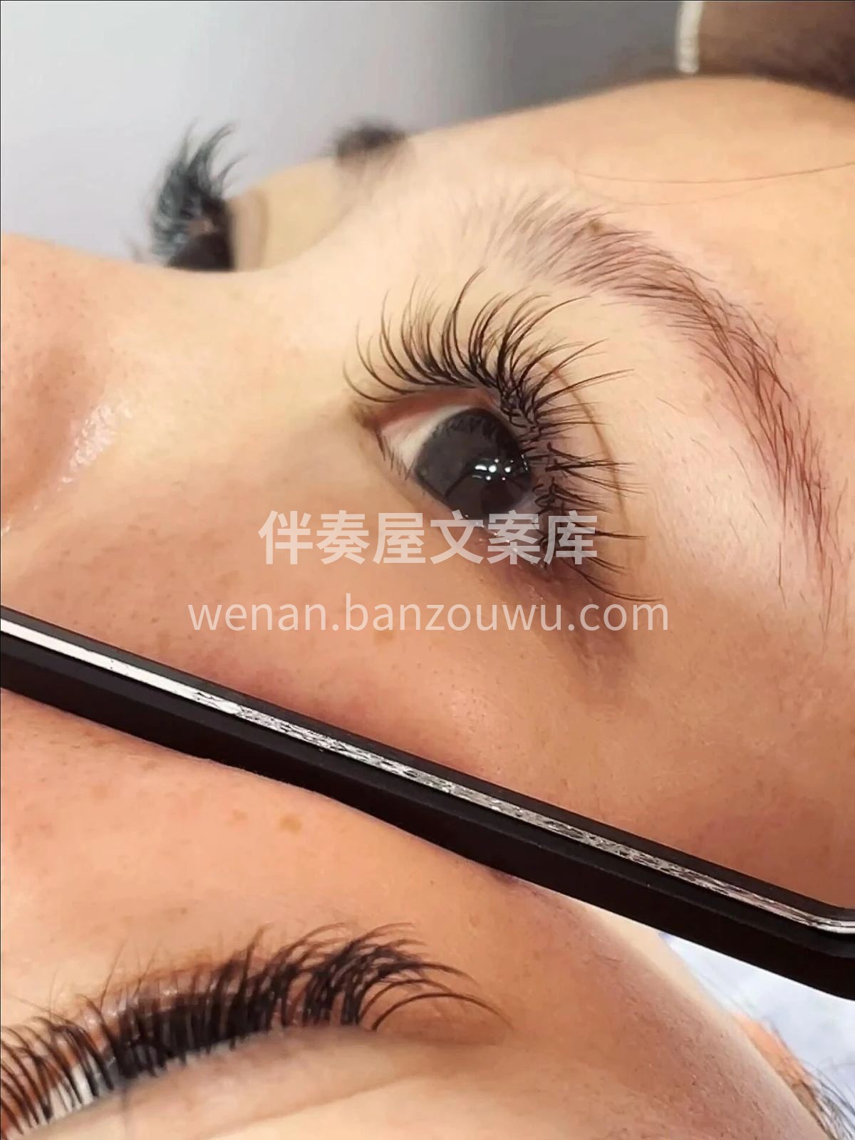 睫毛根根分明，修长有型，眼神瞬间充满电力