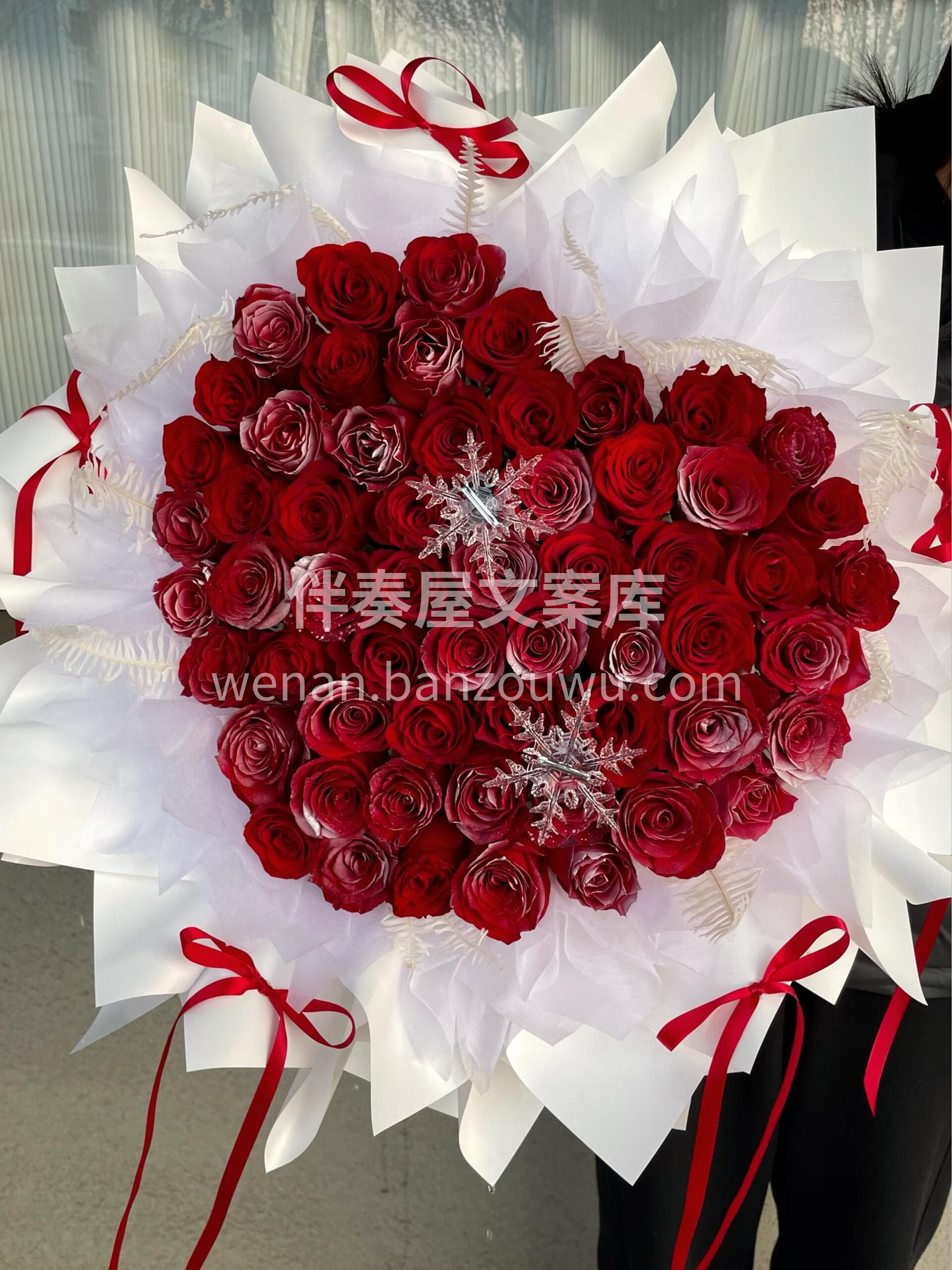 2.14情人节花礼❤️ 52枝红玫瑰裹着落雪❄️ 爱意是藏不 配图1