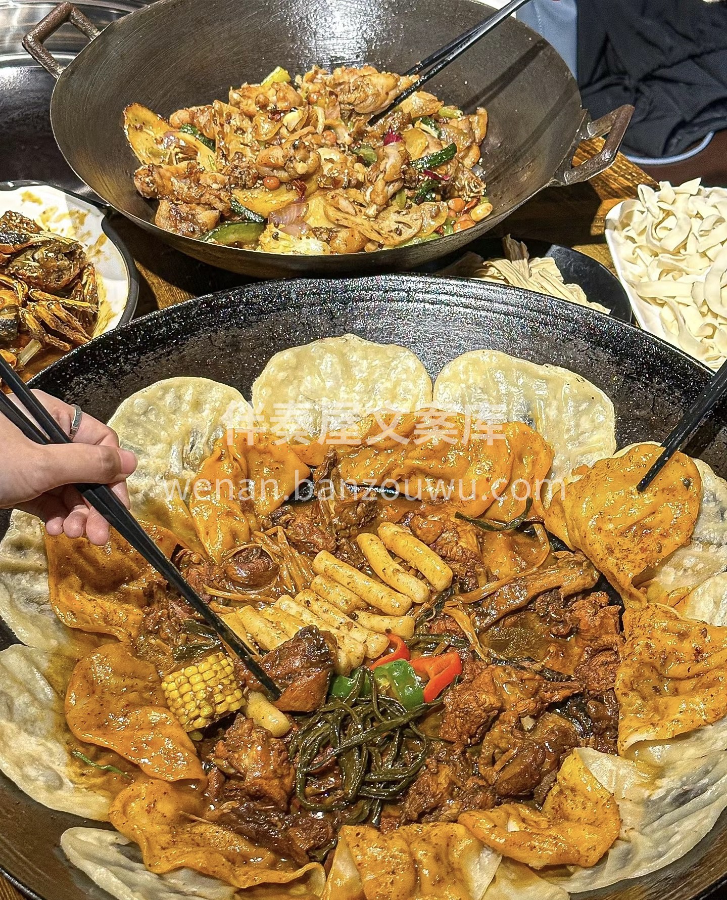 地锅鸡现点现做。掀开盖子 香气翻腾！加干 配图3