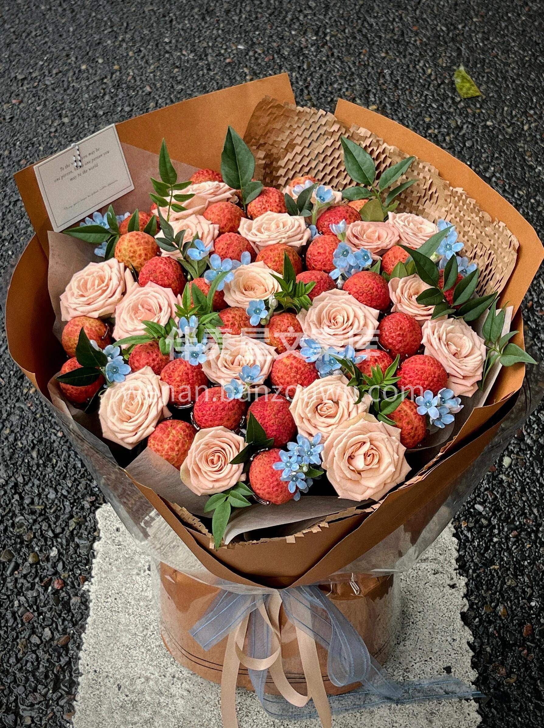 别再送普通花啦 这束新鲜荔枝🍒 既有水果的实在 又有花束的仪 配图1