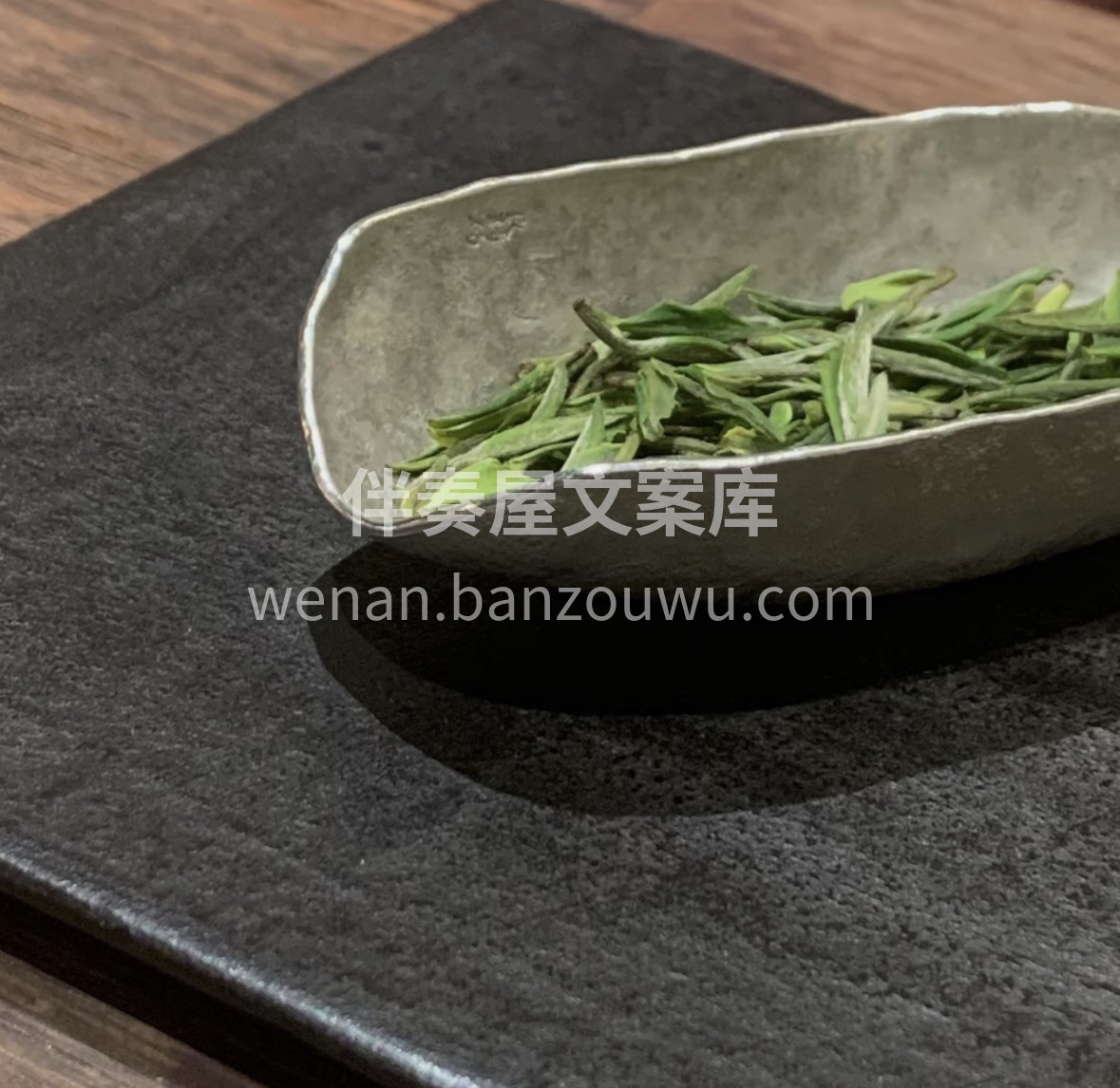 冬阳斜落暖窗棂，一杯安吉深山白。甄选核心产区鲜叶，汤清味醇还 配图1