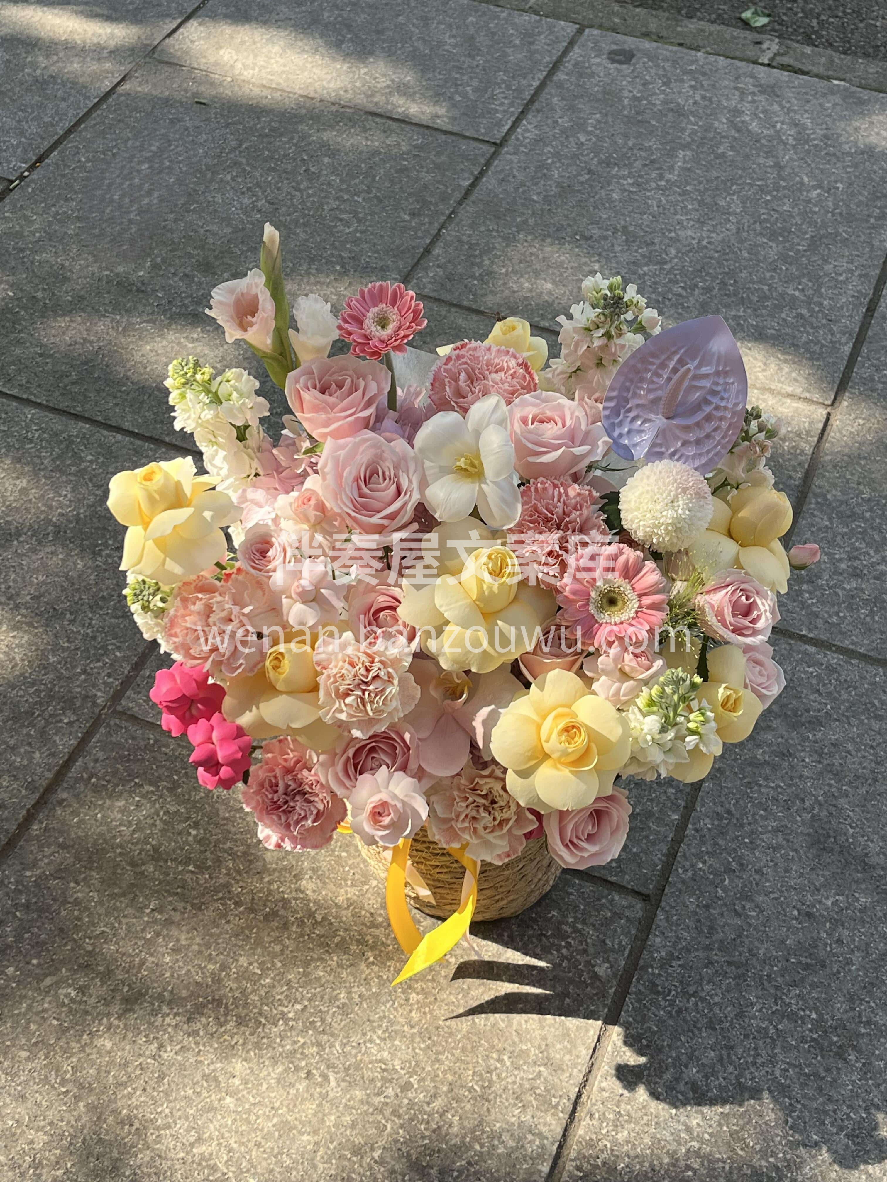 💕粉黄色抱抱桶里藏着满满的祝福🌷 愿你被阳光眷顾☀️永远笑靥 配图1