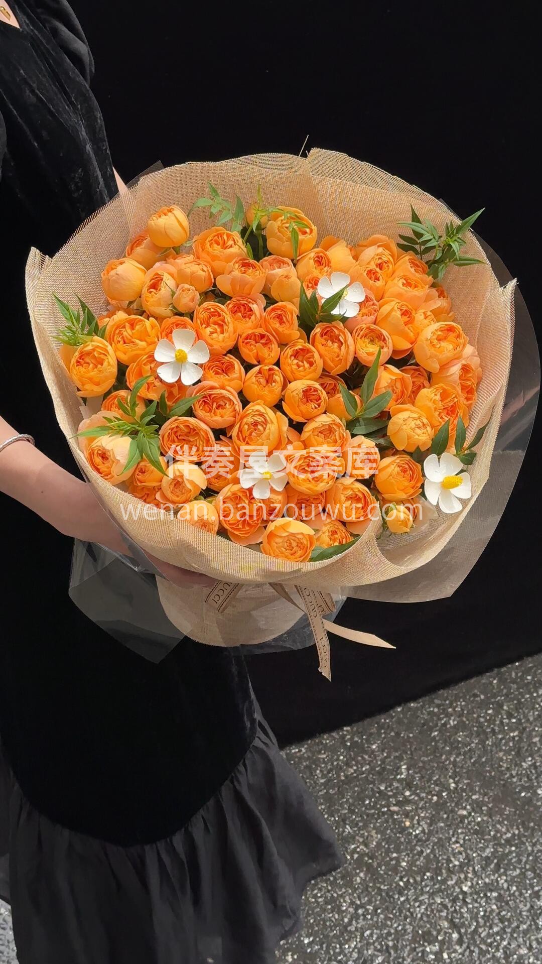 夏天的橘子汽水味花束🍊 阳光落在花束上☀️ 每片花瓣都泛着透 配图1