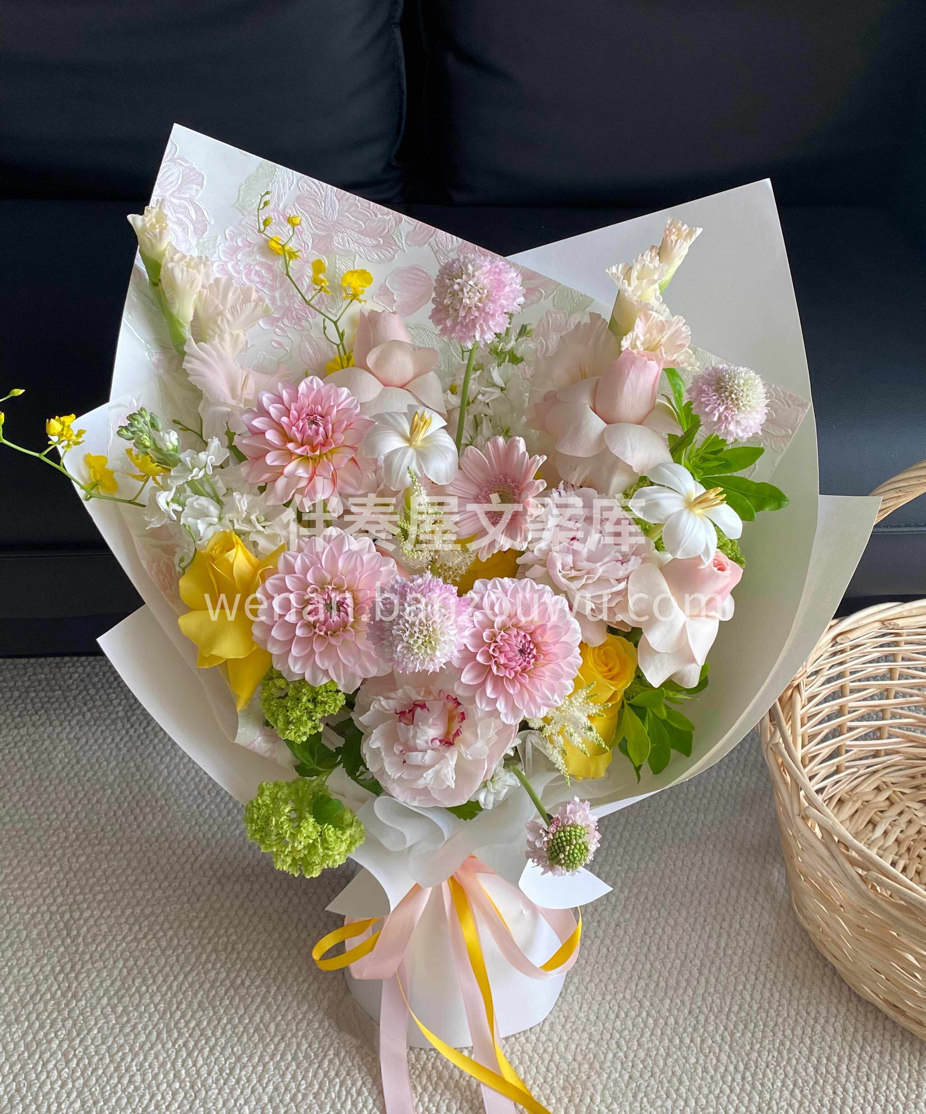 生活的浪漫🎐 从来都不用很盛大 一束花💐 配图1