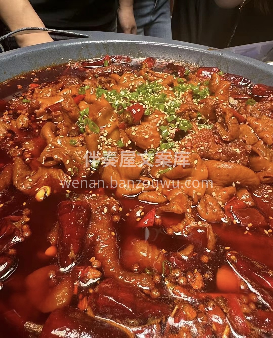猪蹄那软糯Q弹的口感，在火锅中翻滚，吸饱 配图2