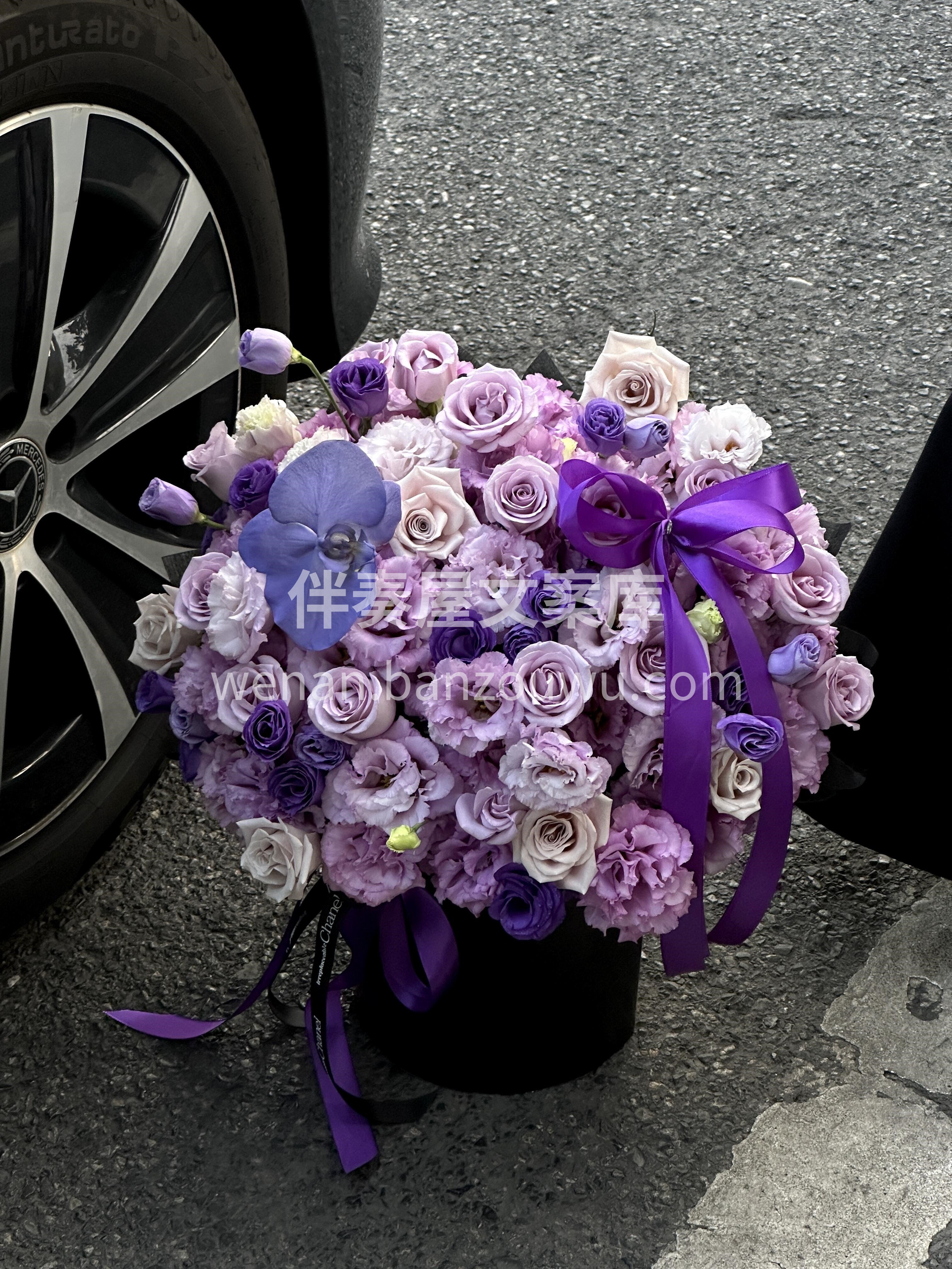 饱满的抱抱桶设计💜 花材丰富 神秘而高贵的深紫色💜带着一丝优 配图1
