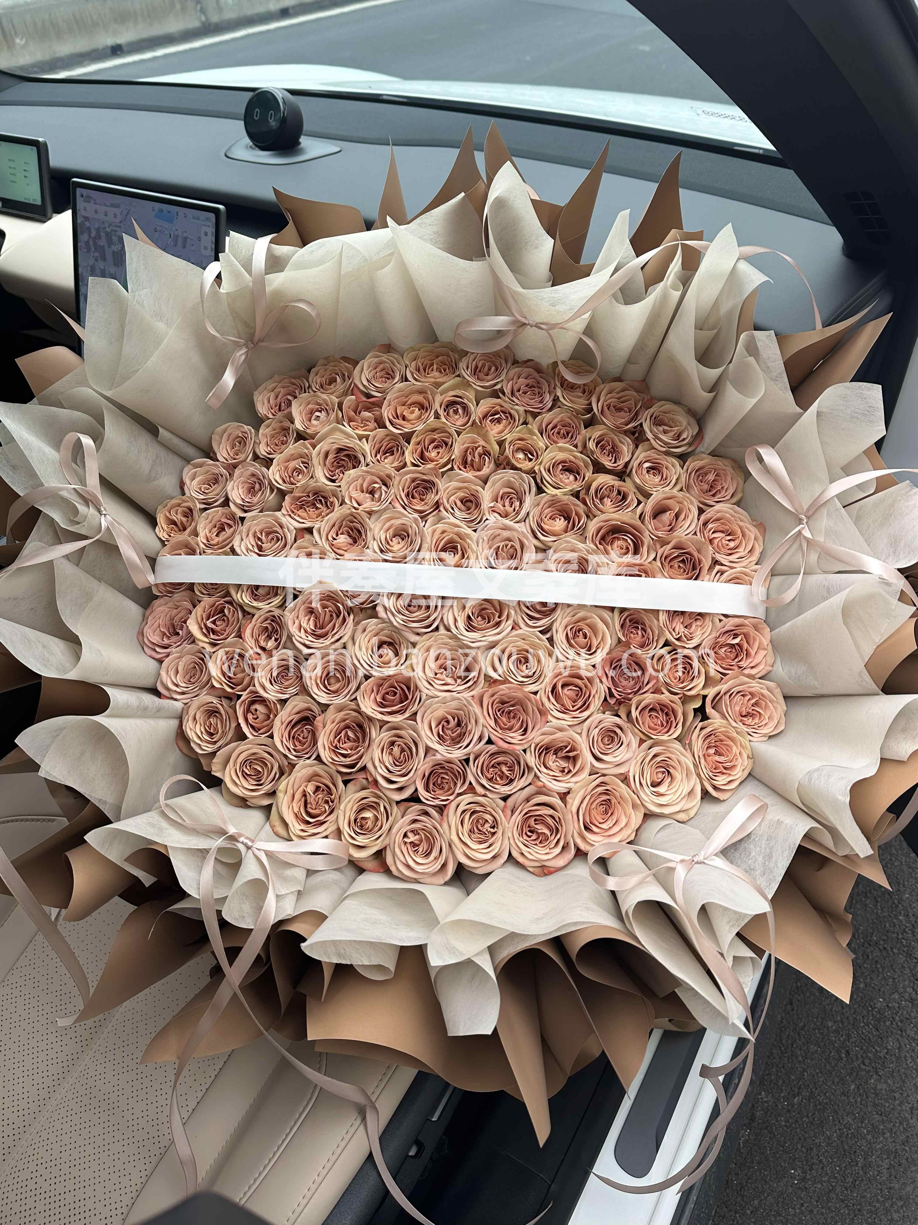 99朵卡布玫瑰花束🤎 降温了🌡 那就来一 配图1