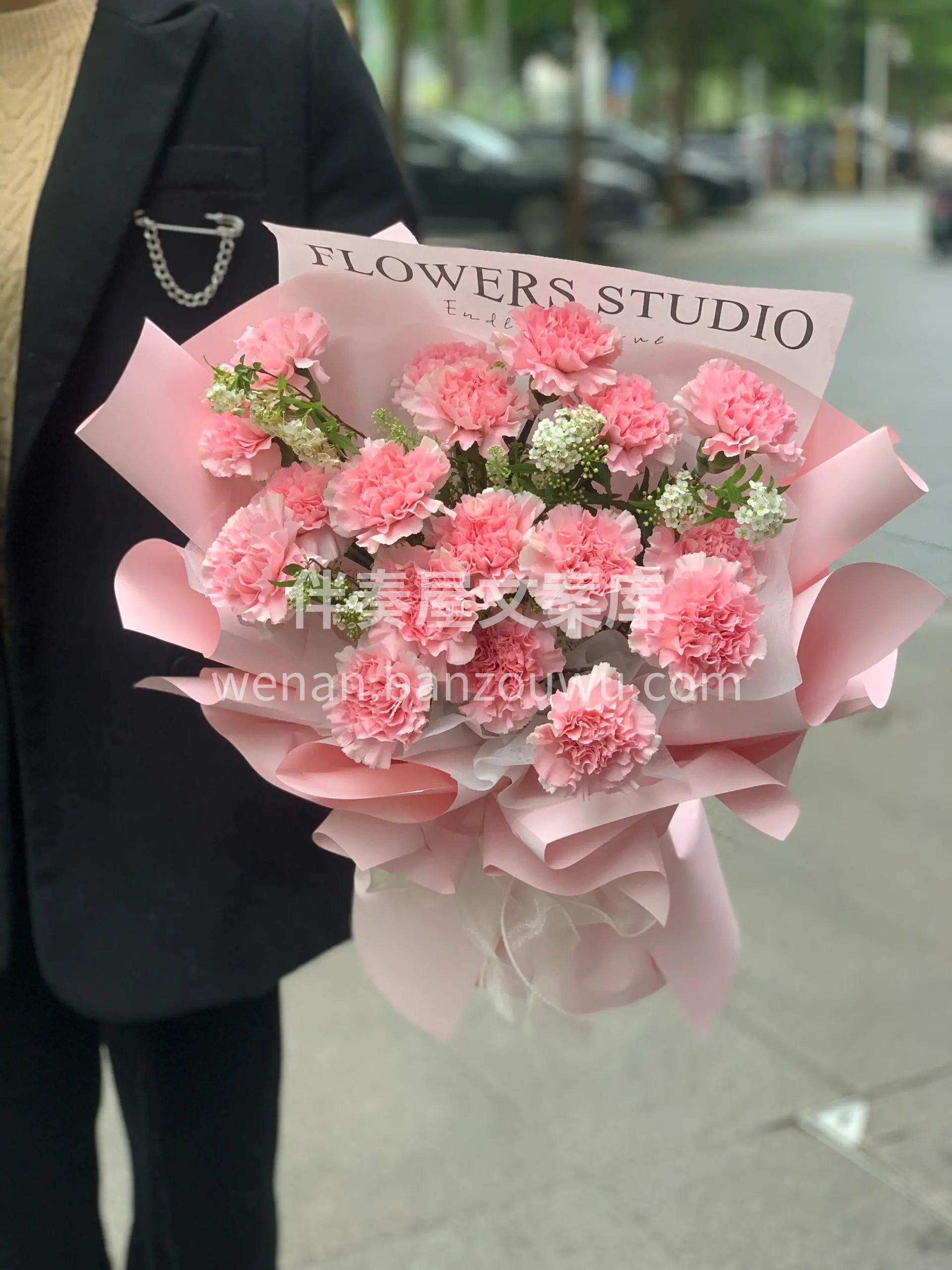 粉色康乃馨花束 顾客送给妈妈的生日花礼  配图3