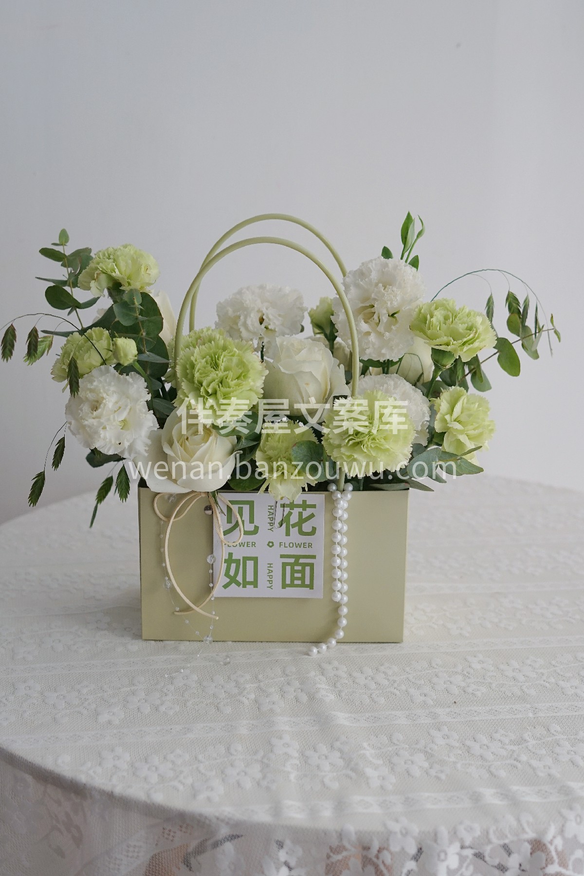白绿色系手提花盒 白玫瑰搭配清新😊绿色风 配图1