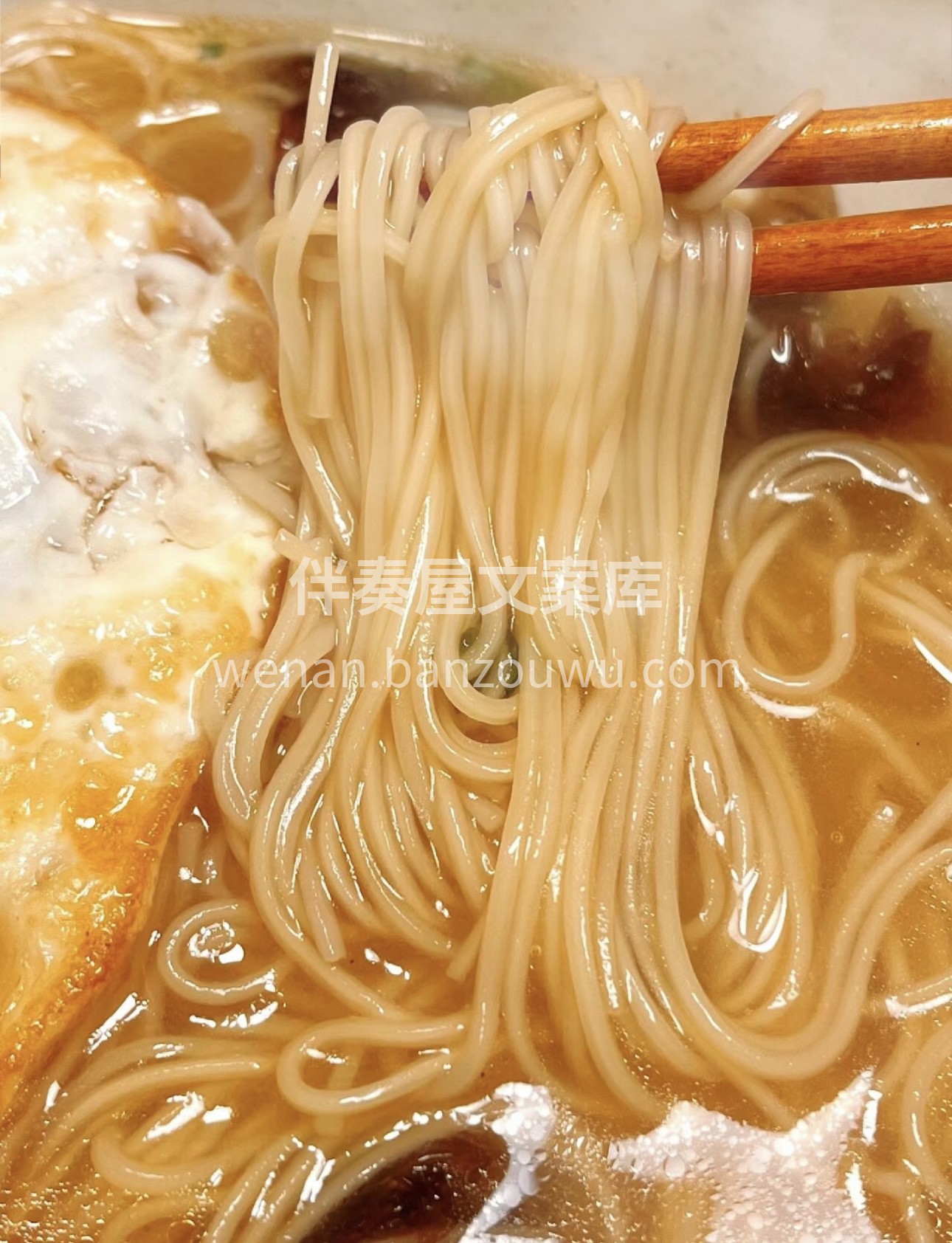 细长如丝的龙须面，宛如艺术品般精致。在滚 配图2