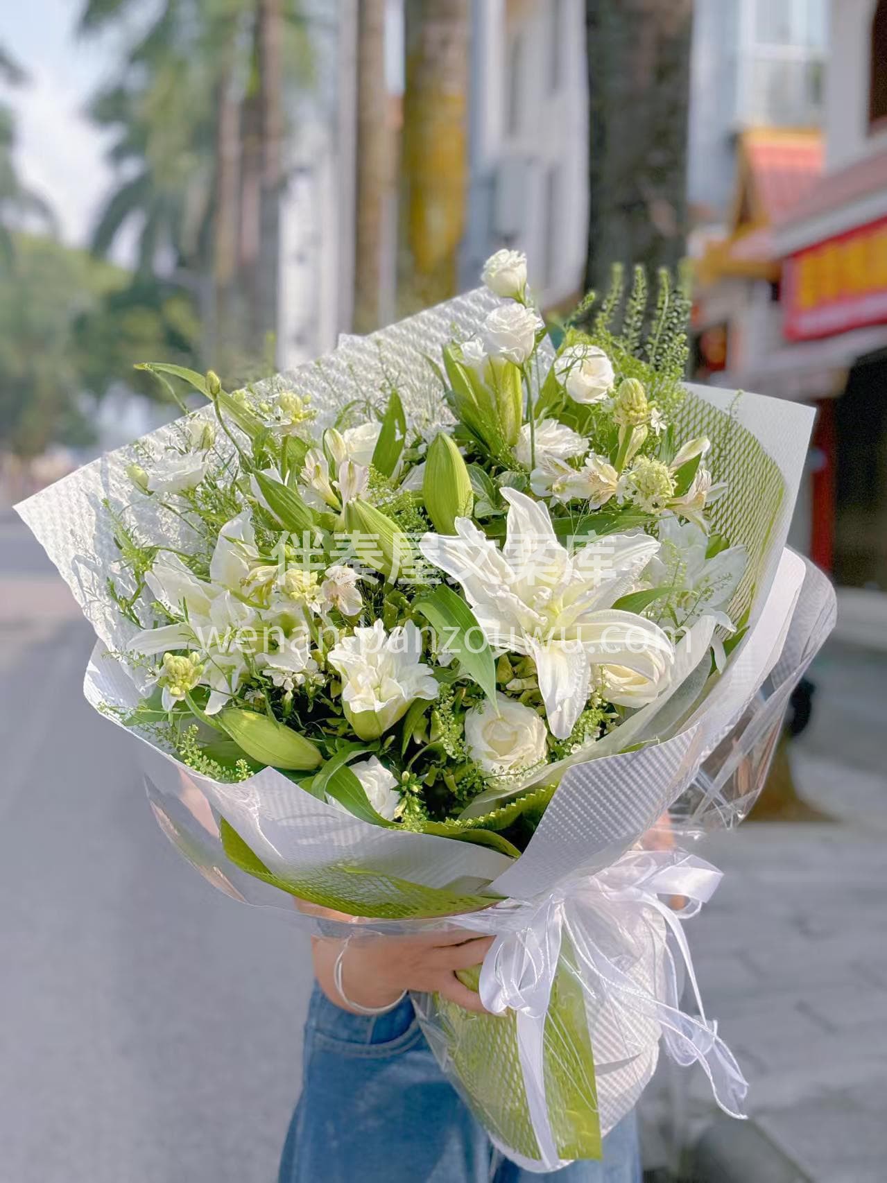 不张扬 不浓烈🍀 百合以优雅姿态静静绽放 愿这束纯净无暇的花 配图1